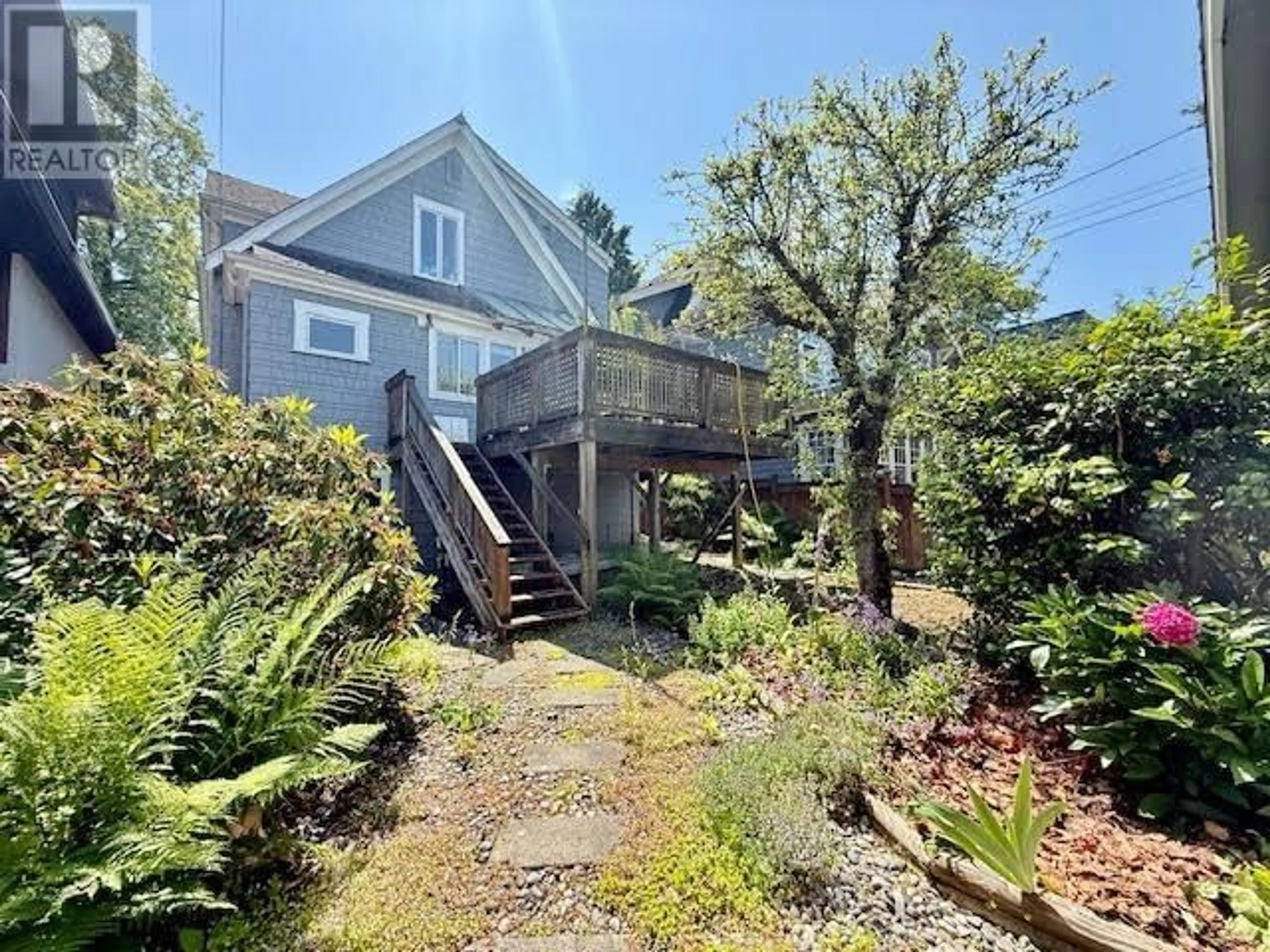 A pic from outside/outdoor area/front of a property/back of a property/a pic from drone, water/lake/river/ocean view for 3125 3RD AVENUE, Vancouver British Columbia V6K1N2