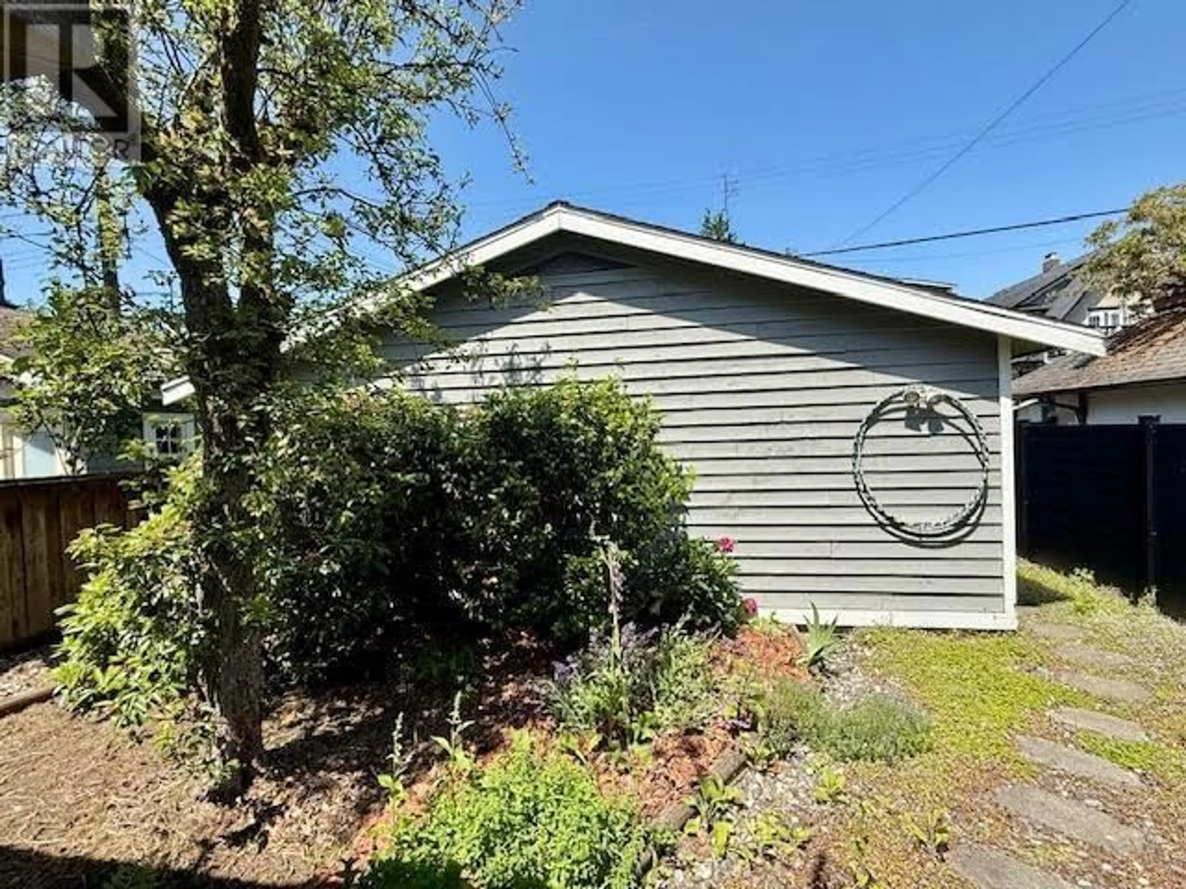 A pic from outside/outdoor area/front of a property/back of a property/a pic from drone, street for 3125 3RD AVENUE, Vancouver British Columbia V6K1N2