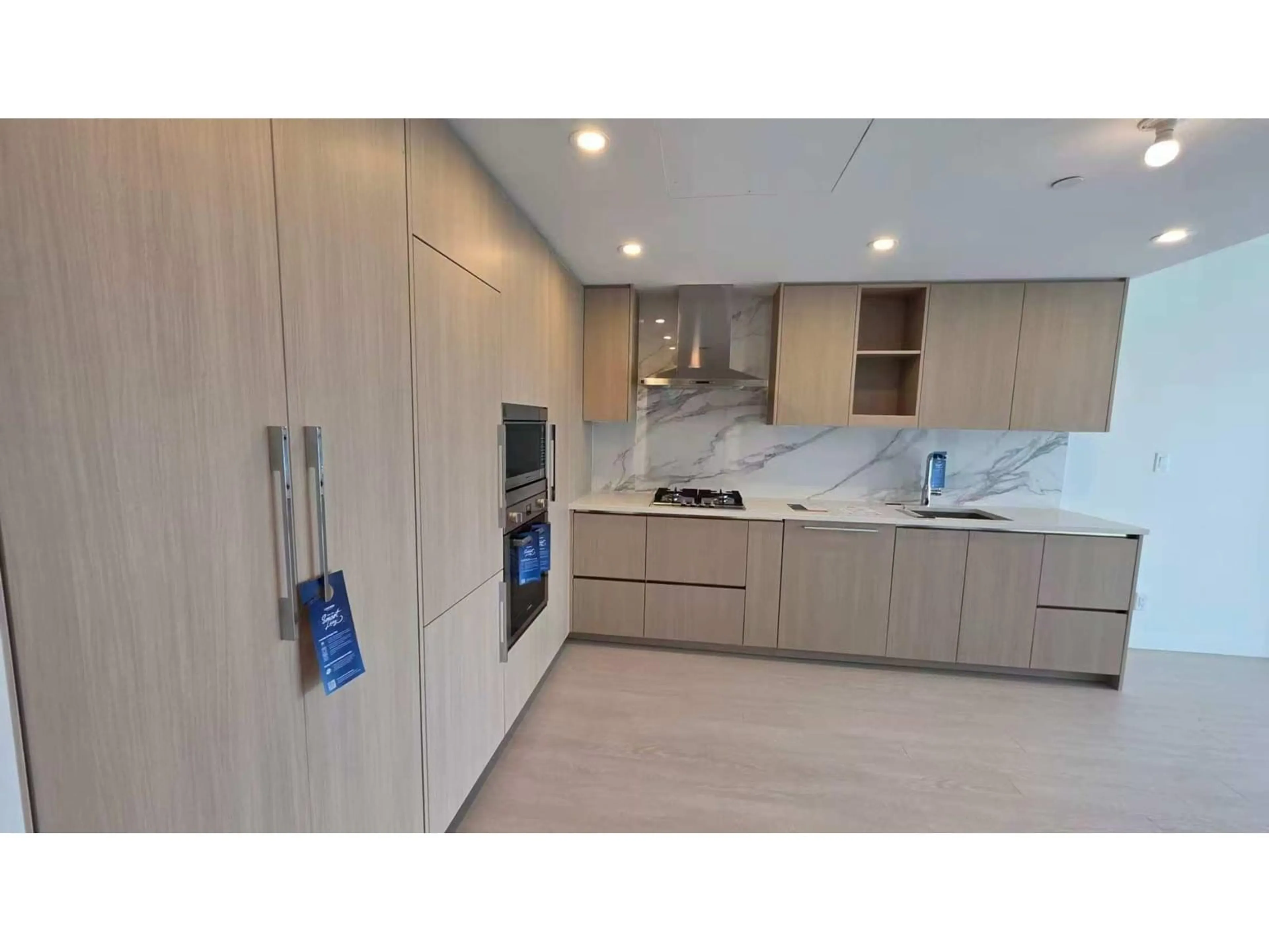 Open concept kitchen, unknown for 1901 - 13778 100, Surrey British Columbia V3T0V2