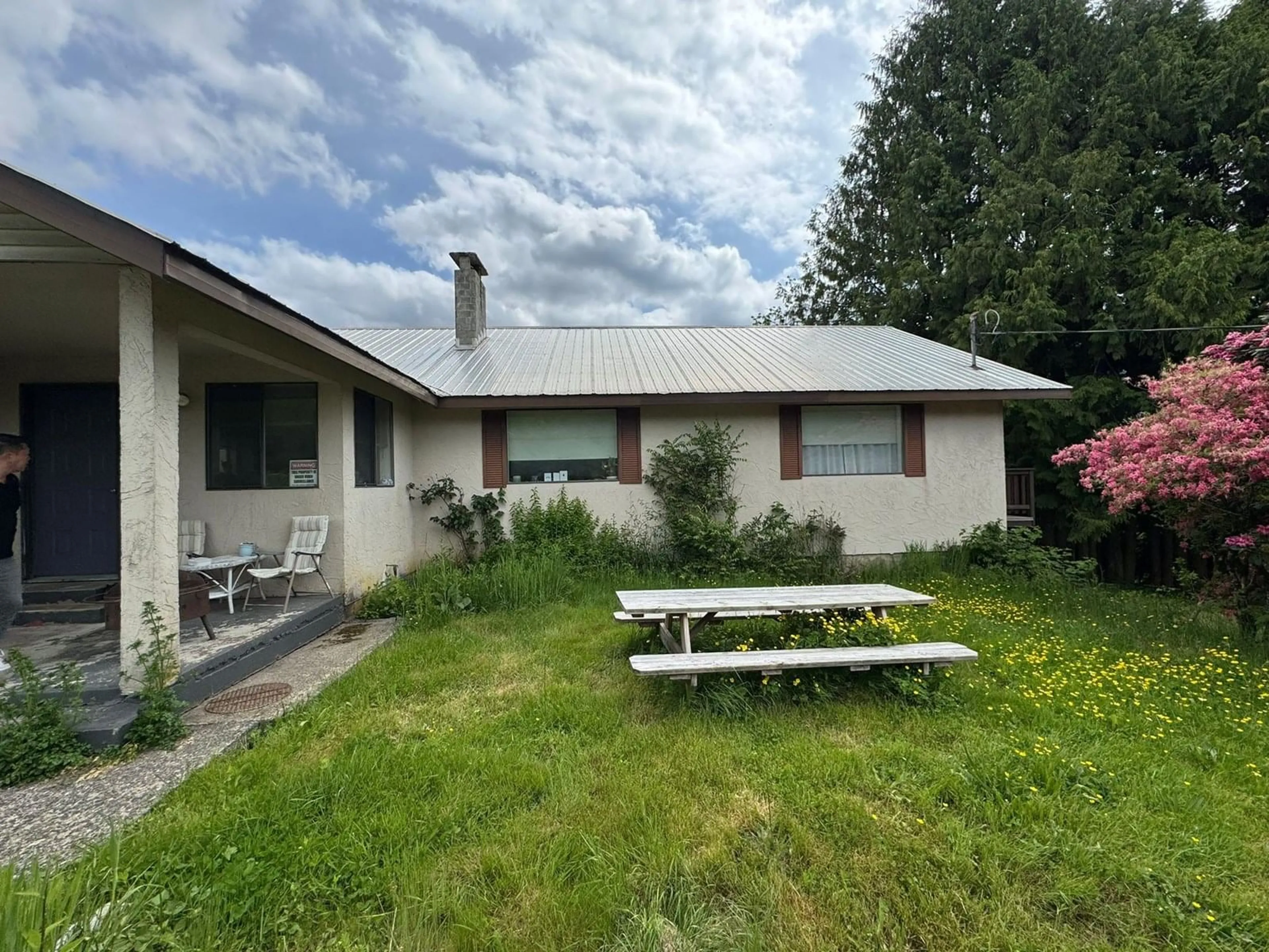 A pic from outside/outdoor area/front of a property/back of a property/a pic from drone, mountain view for 12408 SEUX, Mission British Columbia V2V4J1