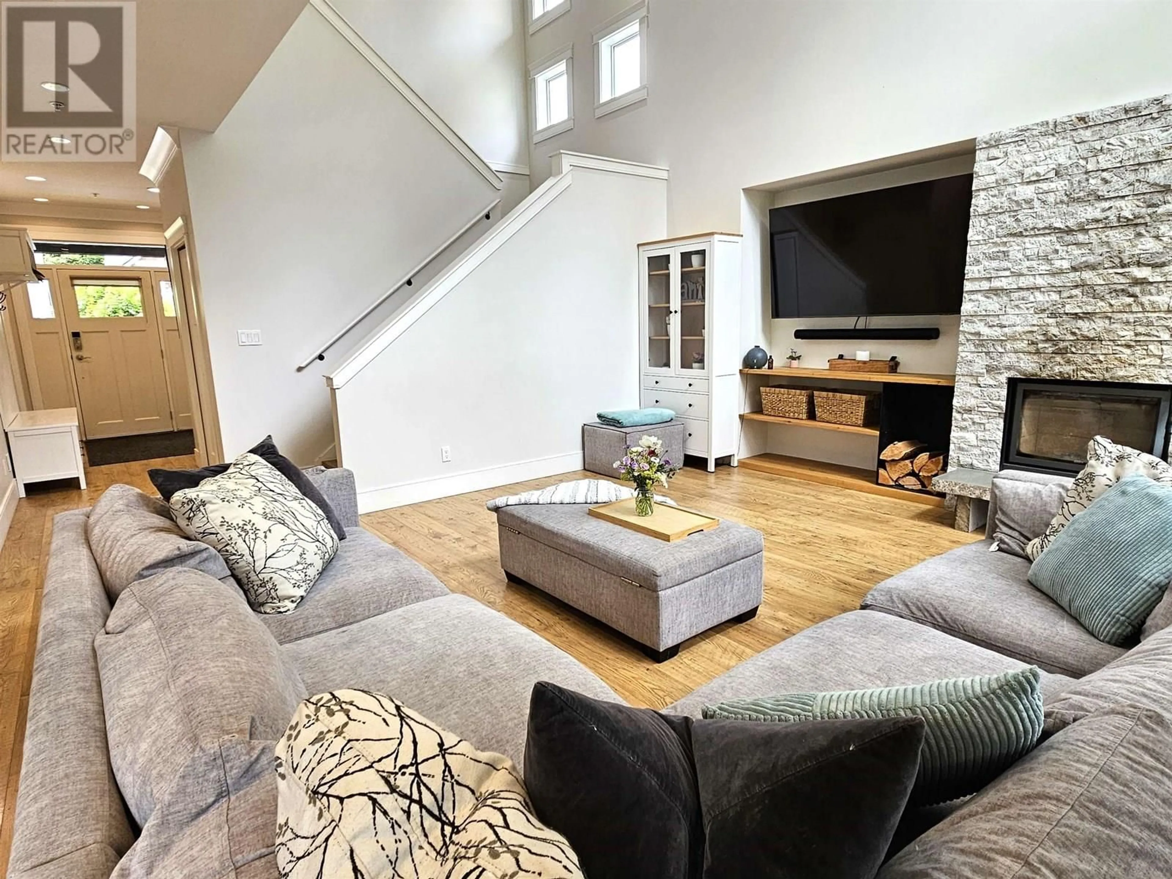 Living room with furniture, unknown for 39052 KINGFISHER ROAD, Squamish British Columbia V8B0S9
