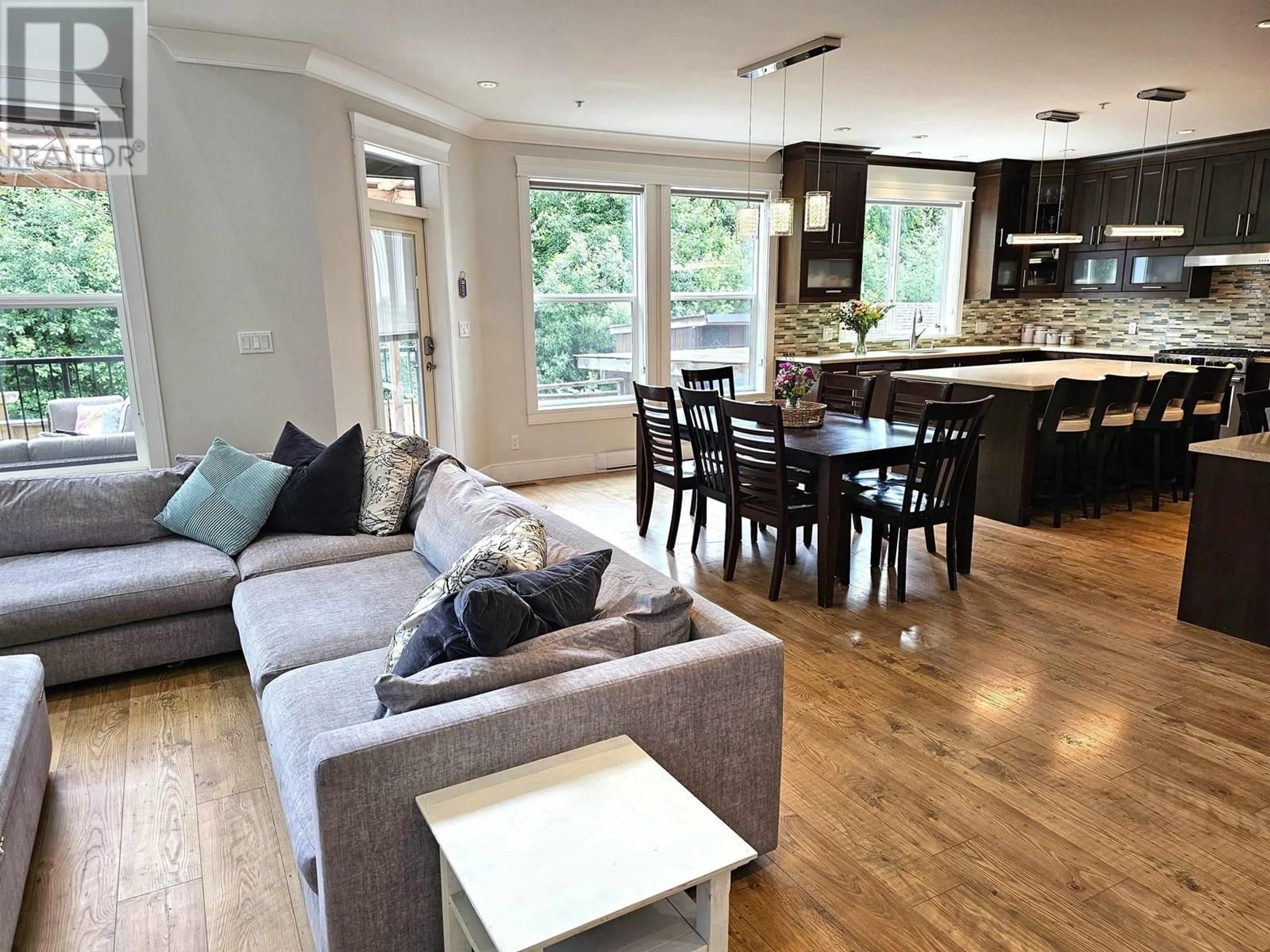 Living room with furniture, wood/laminate floor for 39052 KINGFISHER ROAD, Squamish British Columbia V8B0S9