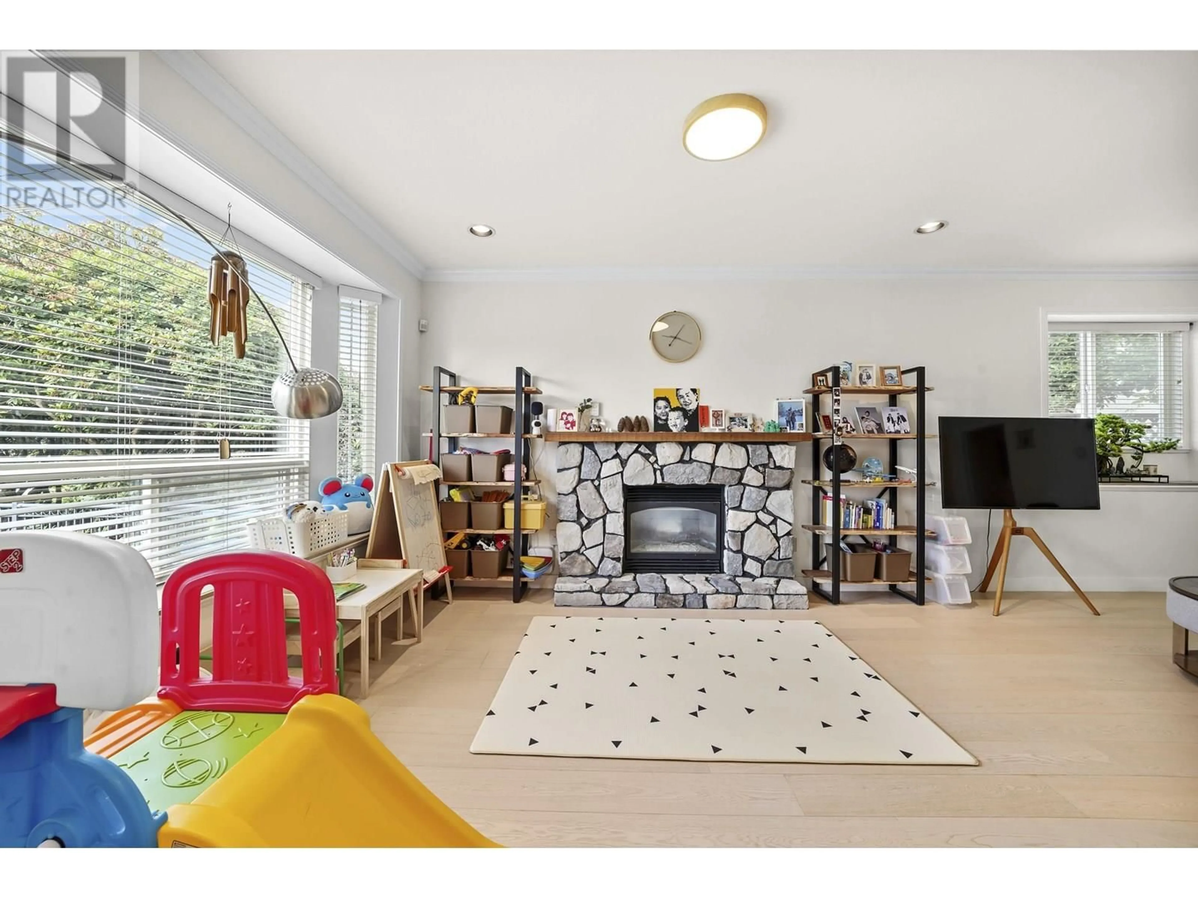 Living room with furniture, unknown for 4857 VICTORY STREET, Burnaby British Columbia V5J1S5