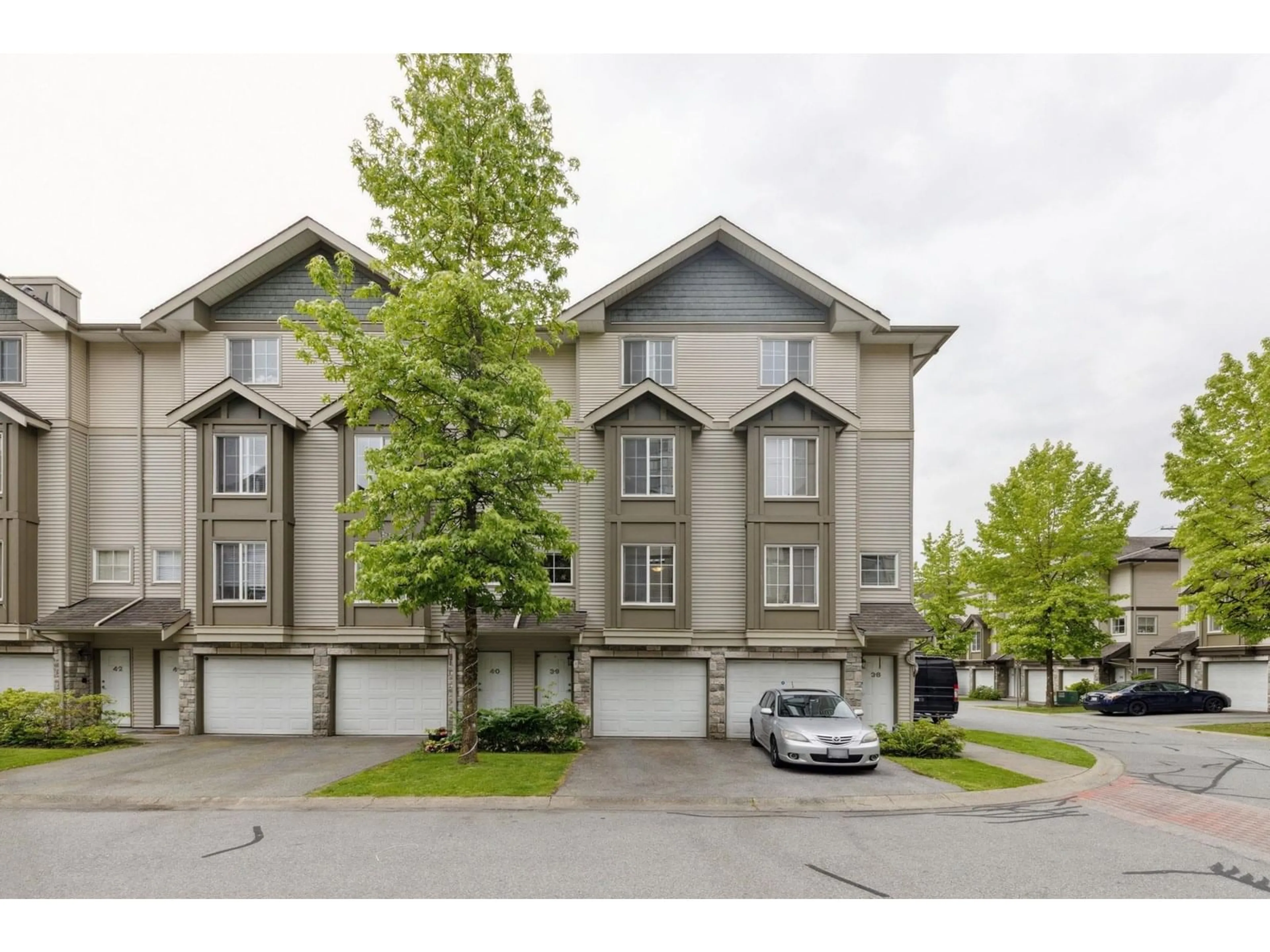 Unknown for 39 - 14855 100, Surrey British Columbia V3R2W1