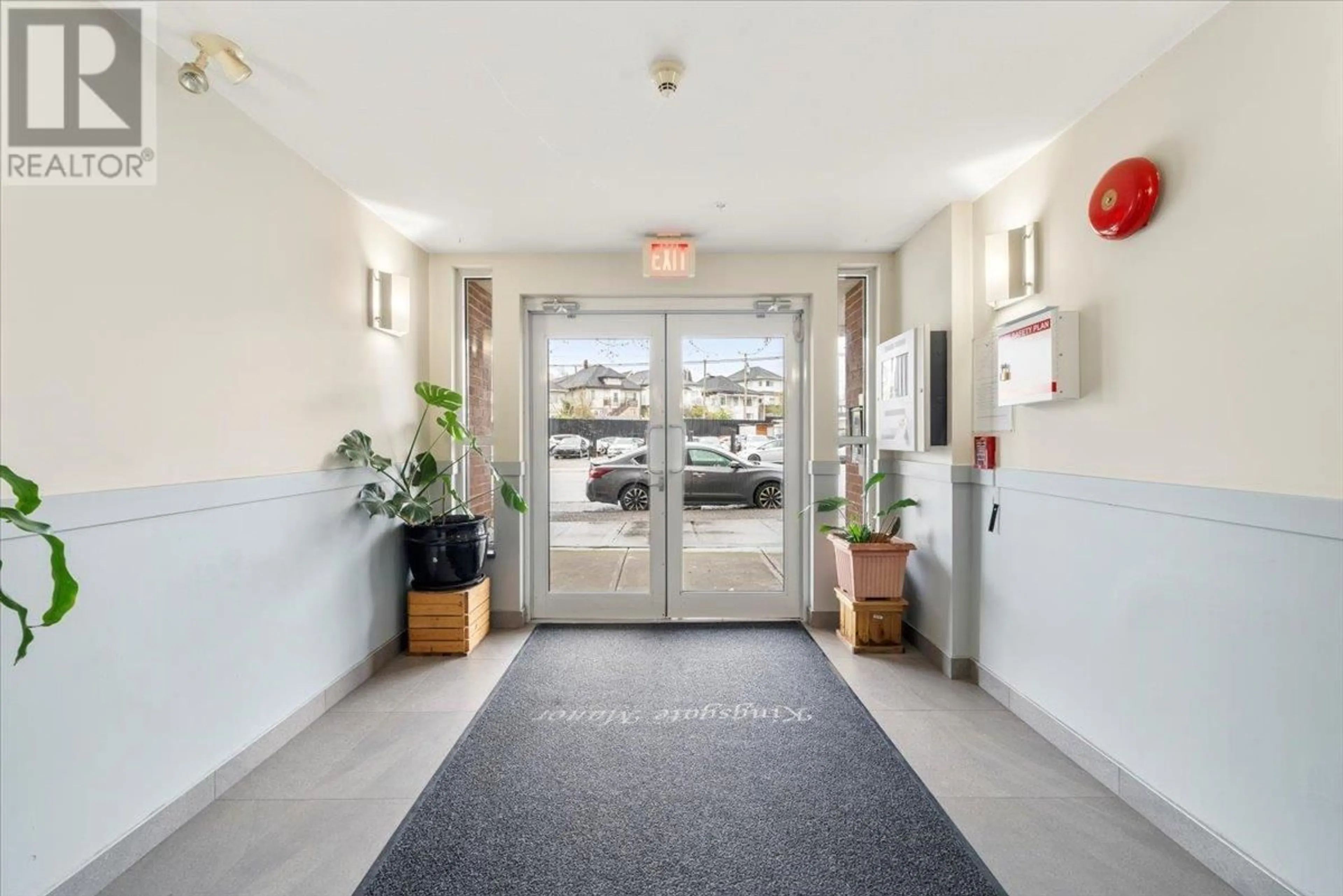 Indoor foyer for PH23 - 760 KINGSWAY, Vancouver British Columbia V5V3C1