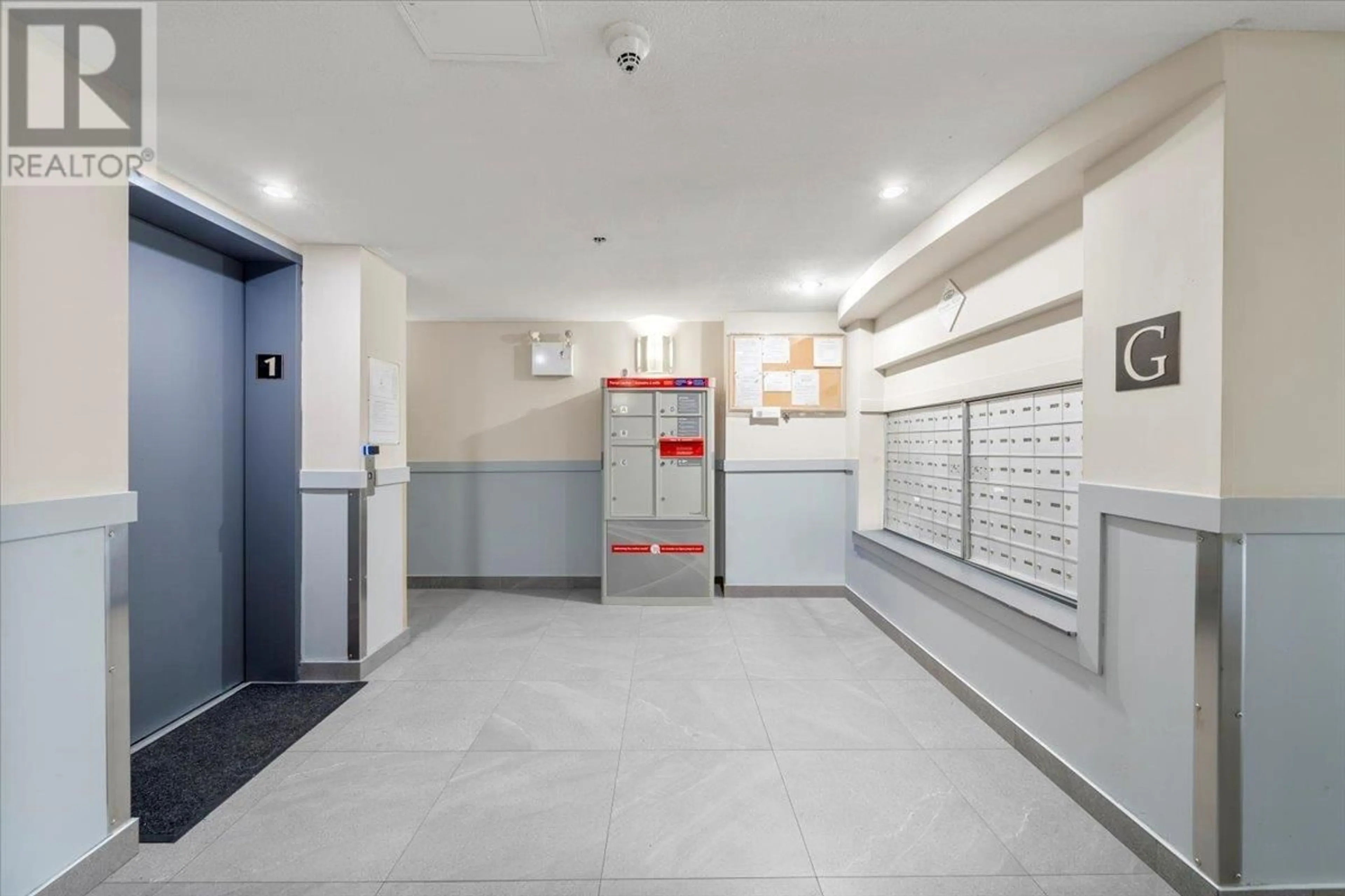 Indoor foyer for PH23 - 760 KINGSWAY, Vancouver British Columbia V5V3C1