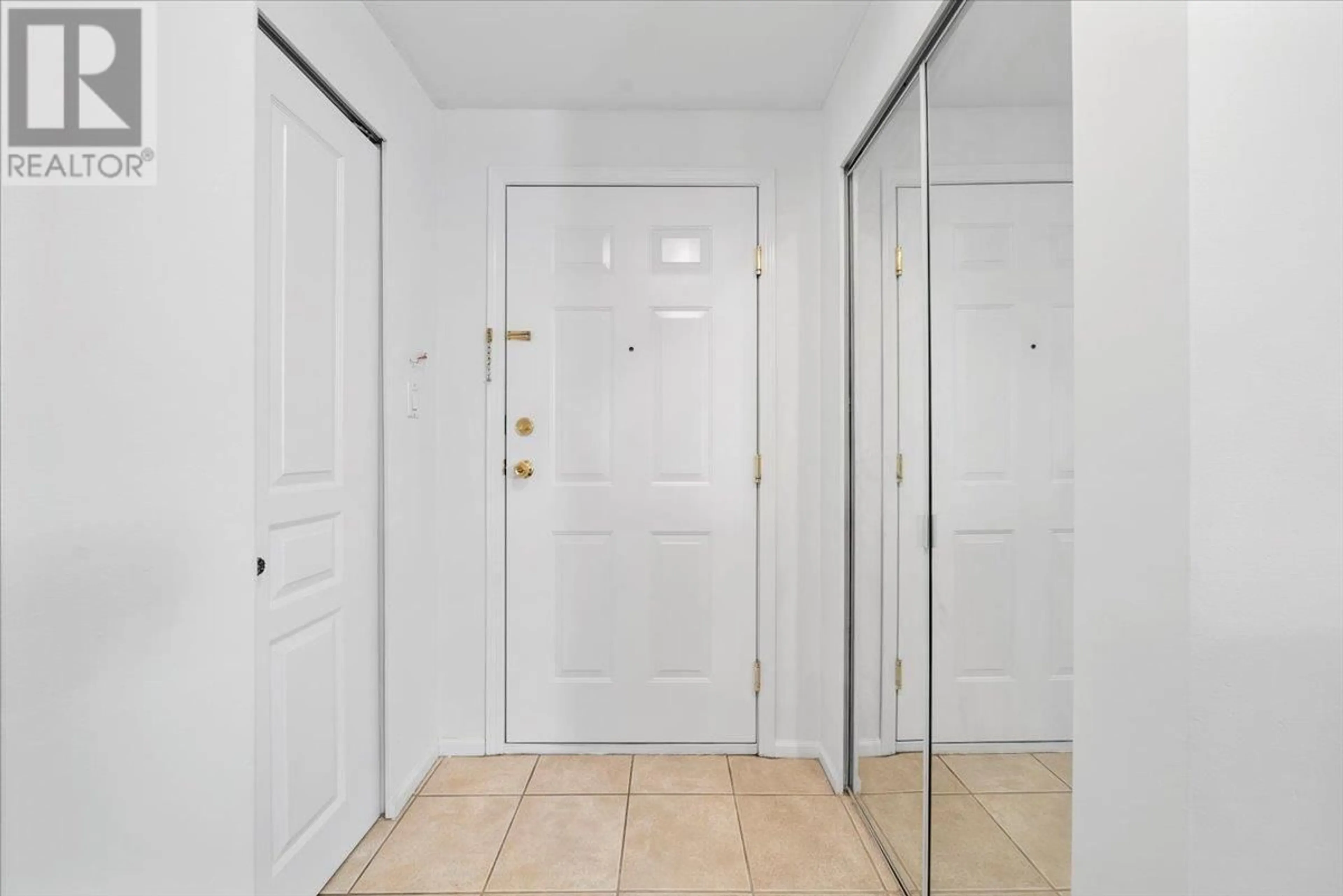 Indoor entryway for PH23 - 760 KINGSWAY, Vancouver British Columbia V5V3C1