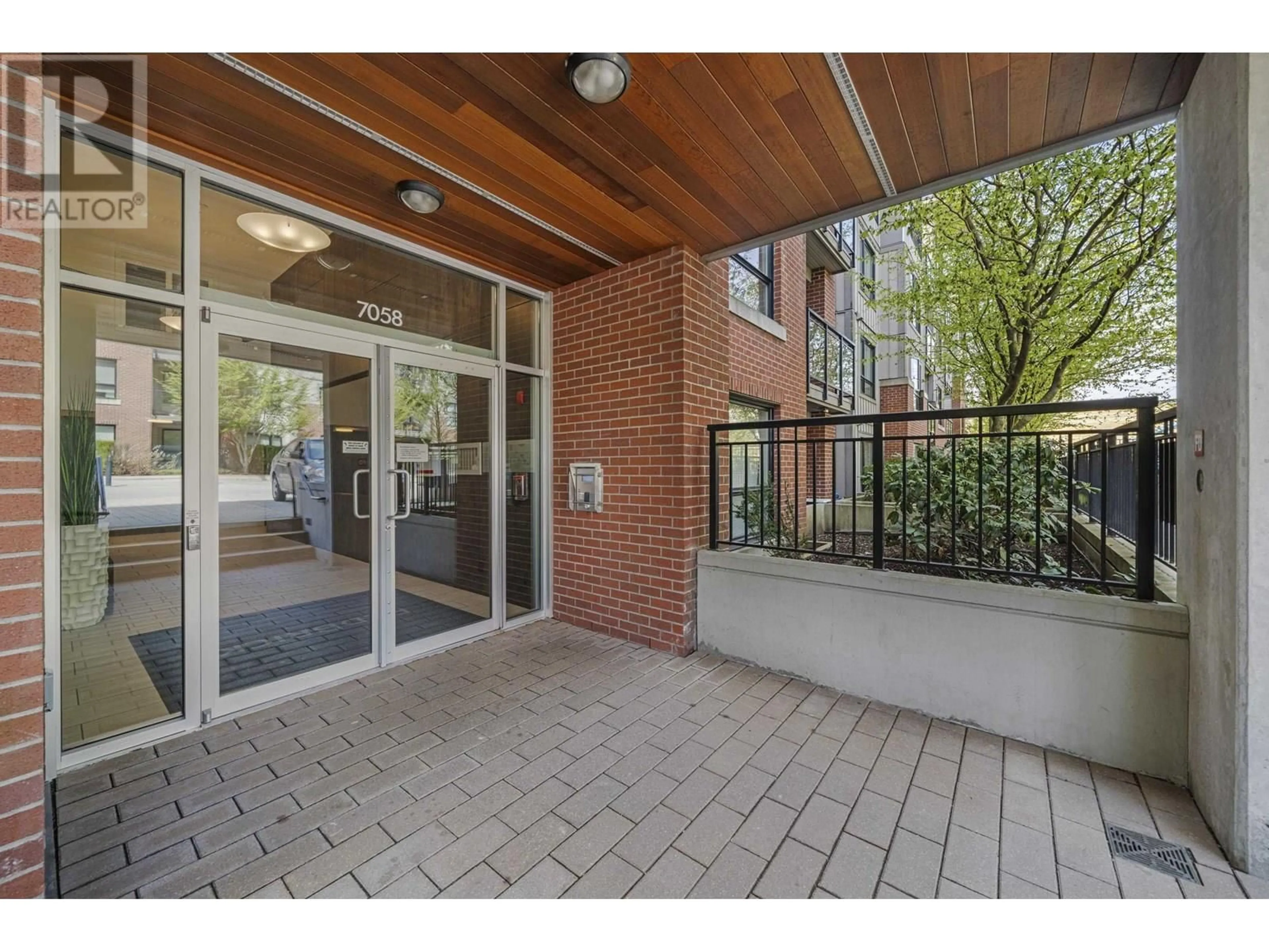 Indoor foyer for 405 - 7058 14TH AVENUE, Burnaby British Columbia V3N0E6