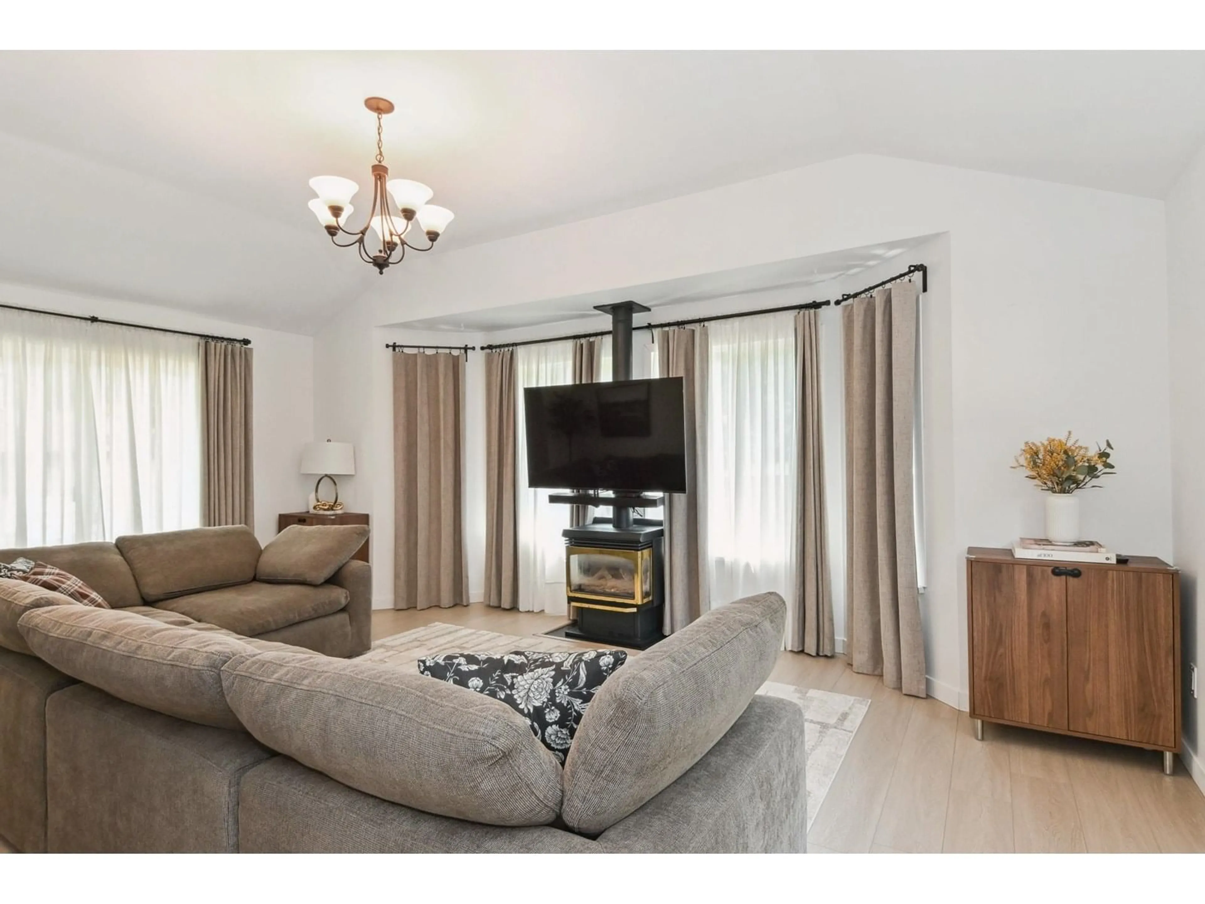 Living room with furniture, unknown for 35331 MCEWEN, Mission British Columbia V2V6R4