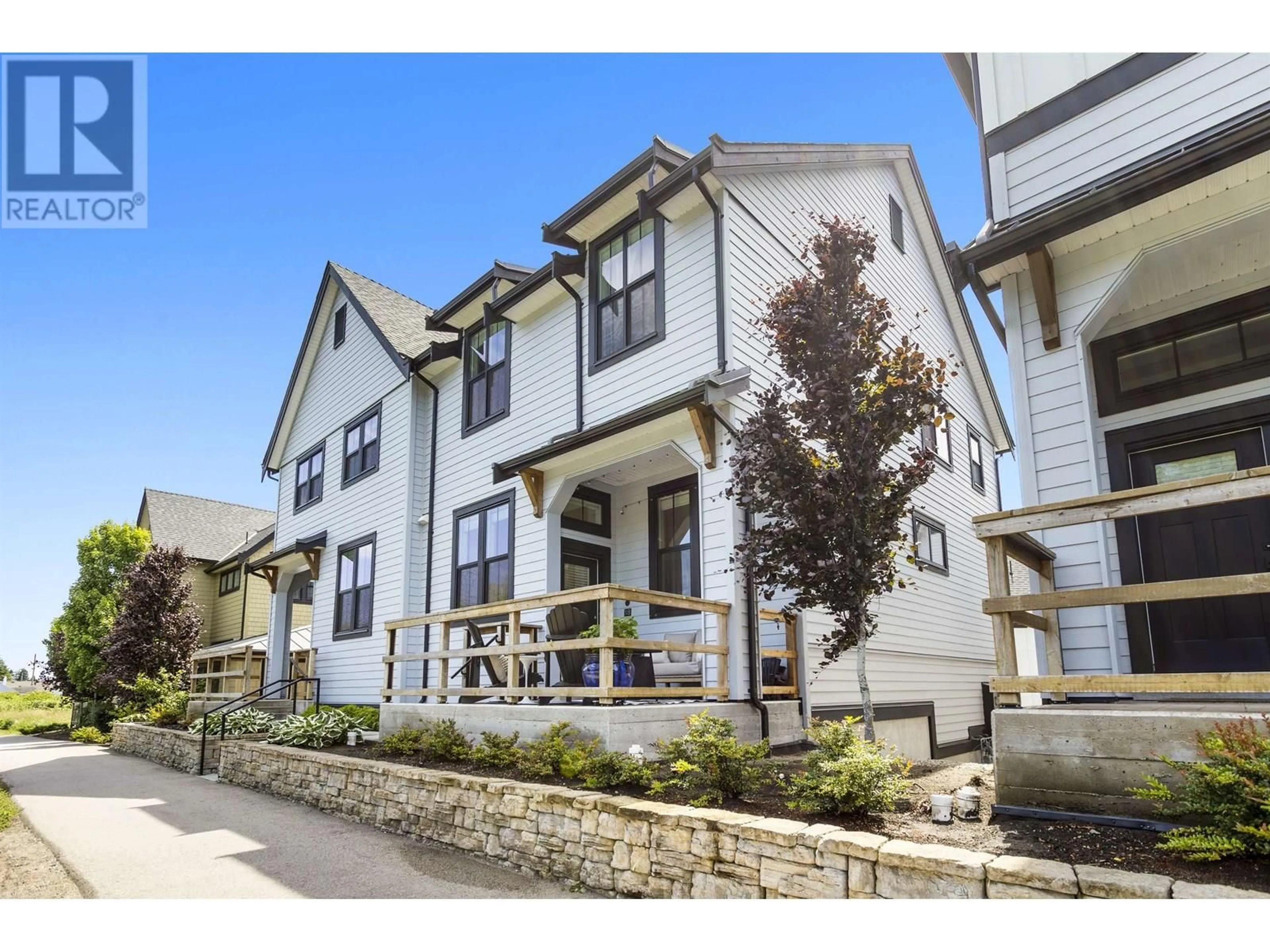 A pic from outside/outdoor area/front of a property/back of a property/a pic from drone, unknown for 18 - 6429 MARKET AVENUE, Delta British Columbia V4L0A8