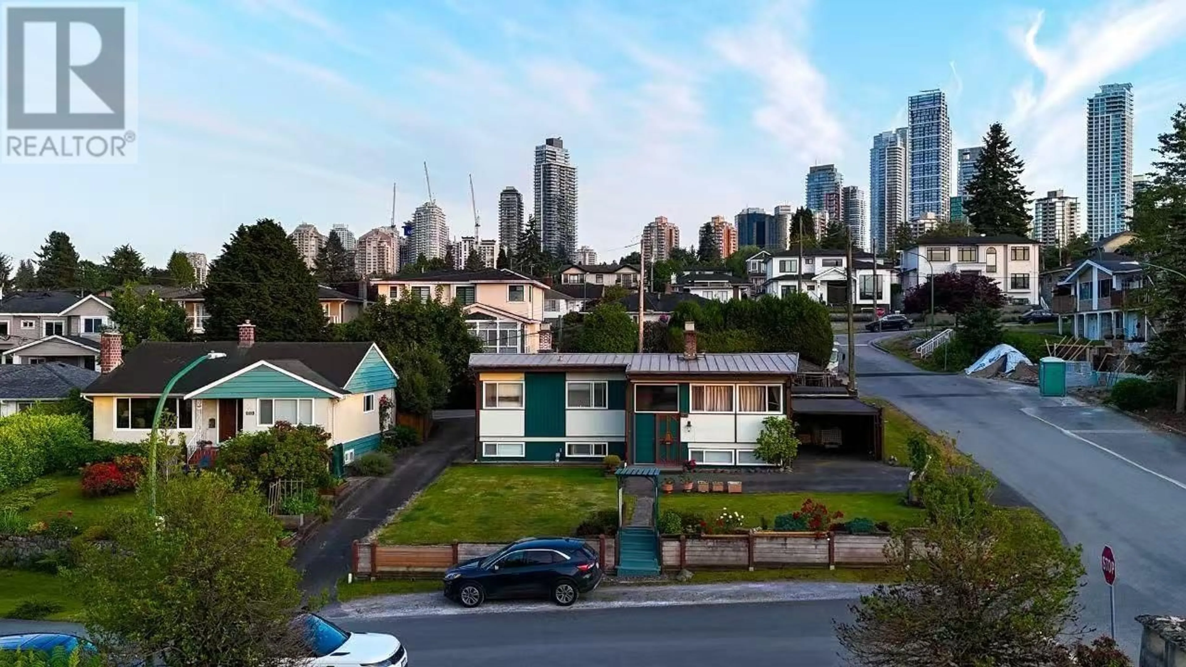 A pic from outside/outdoor area/front of a property/back of a property/a pic from drone, city buildings view from balcony for 4646 CHARLOTTE COURT, Burnaby British Columbia V5G2R8