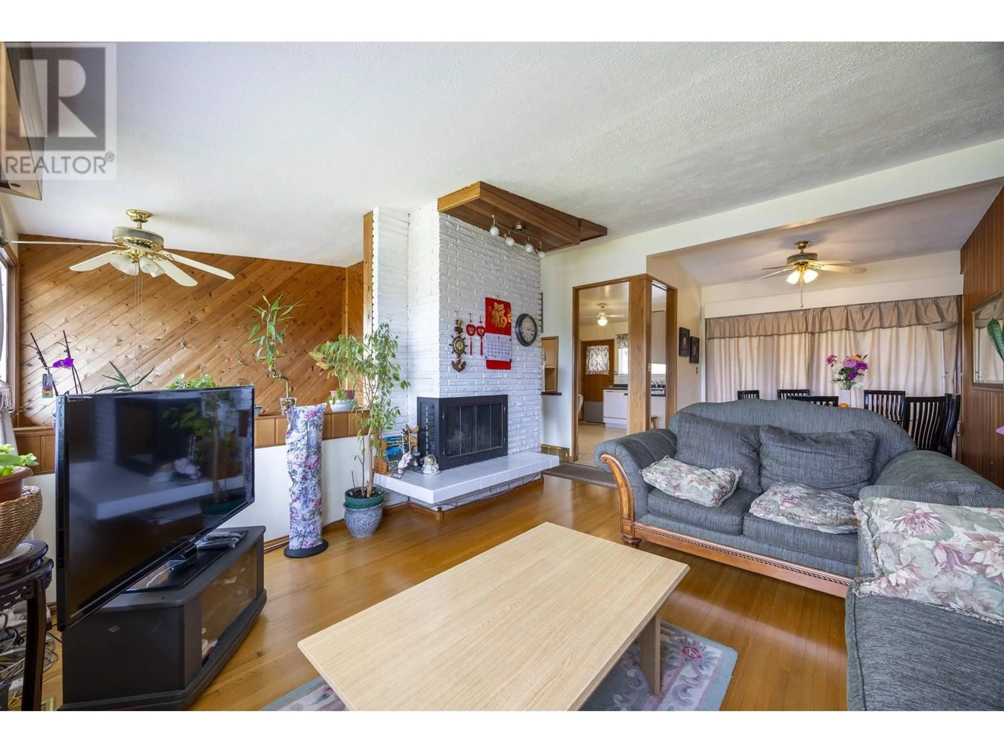 Living room with furniture, wood/laminate floor for 4646 CHARLOTTE COURT, Burnaby British Columbia V5G2R8
