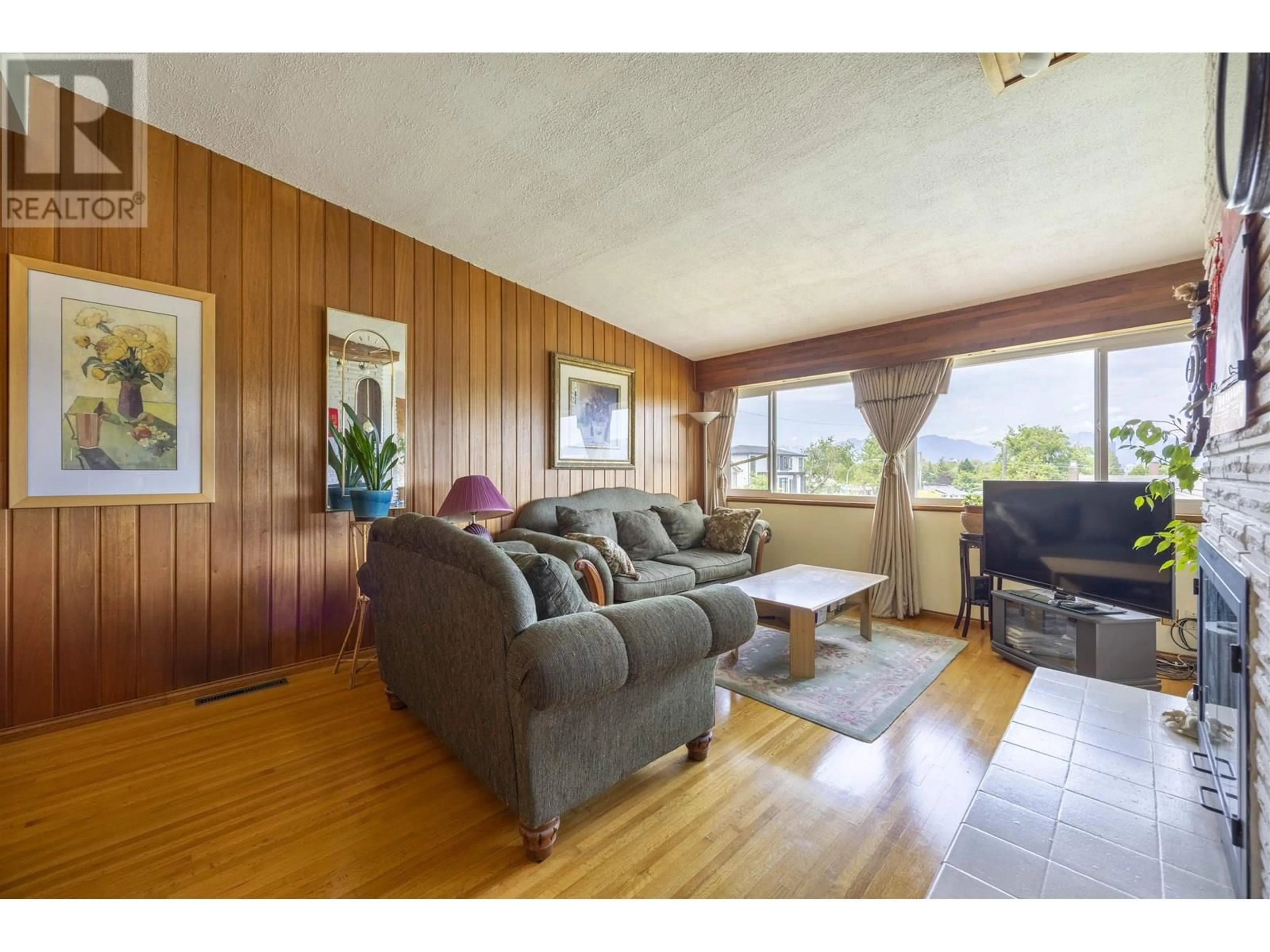 Living room with furniture, wood/laminate floor for 4646 CHARLOTTE COURT, Burnaby British Columbia V5G2R8