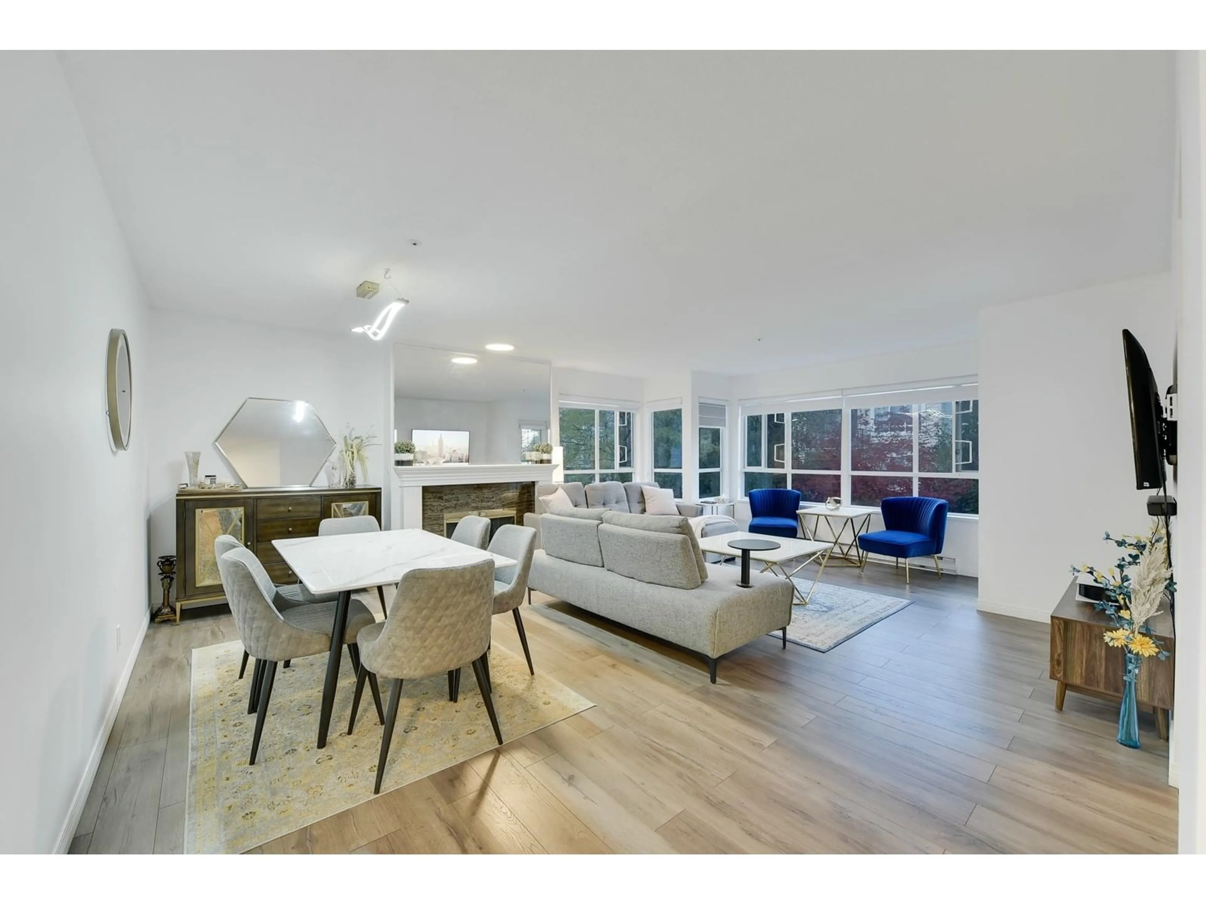 Living room with furniture, unknown for 205 - 15375 17, Surrey British Columbia V4A1T8