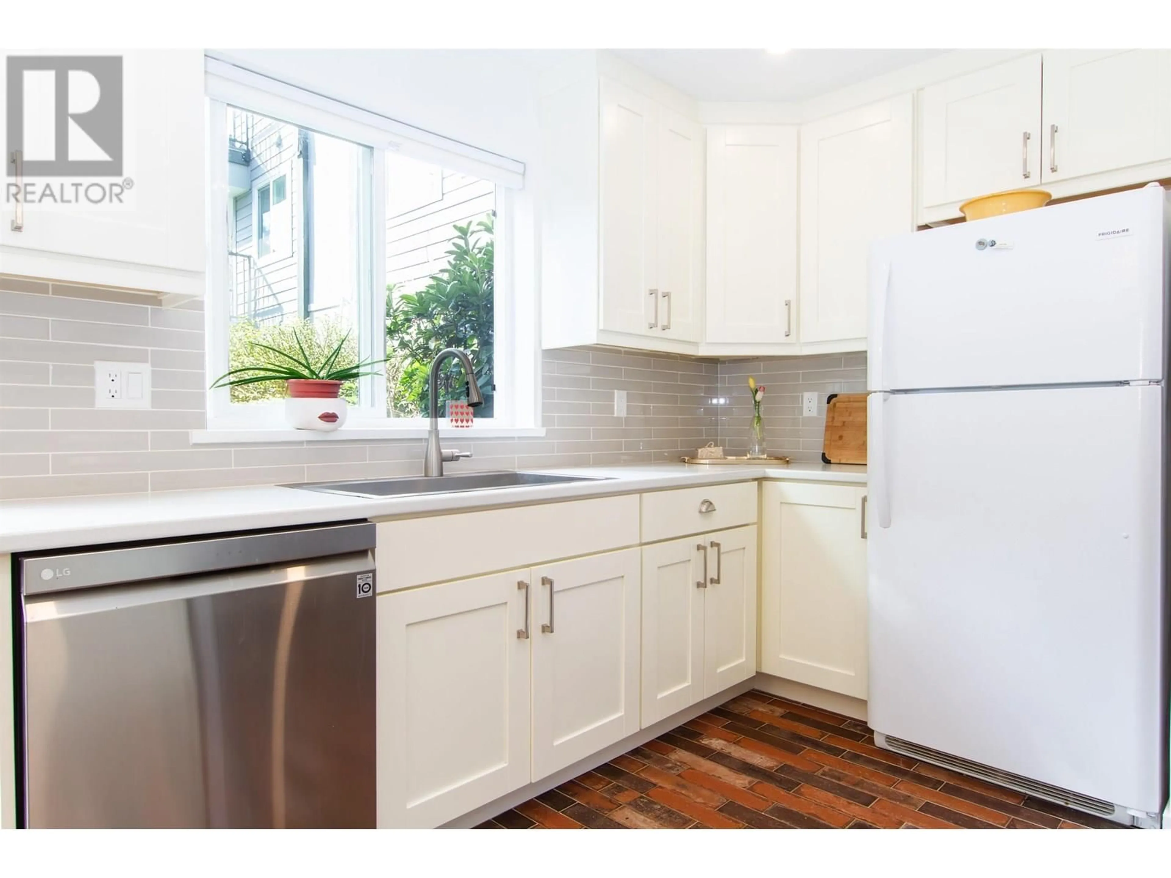 Standard kitchen, unknown for E108 - 40180 WILLOW CRESCENT, Squamish British Columbia V8B0M3