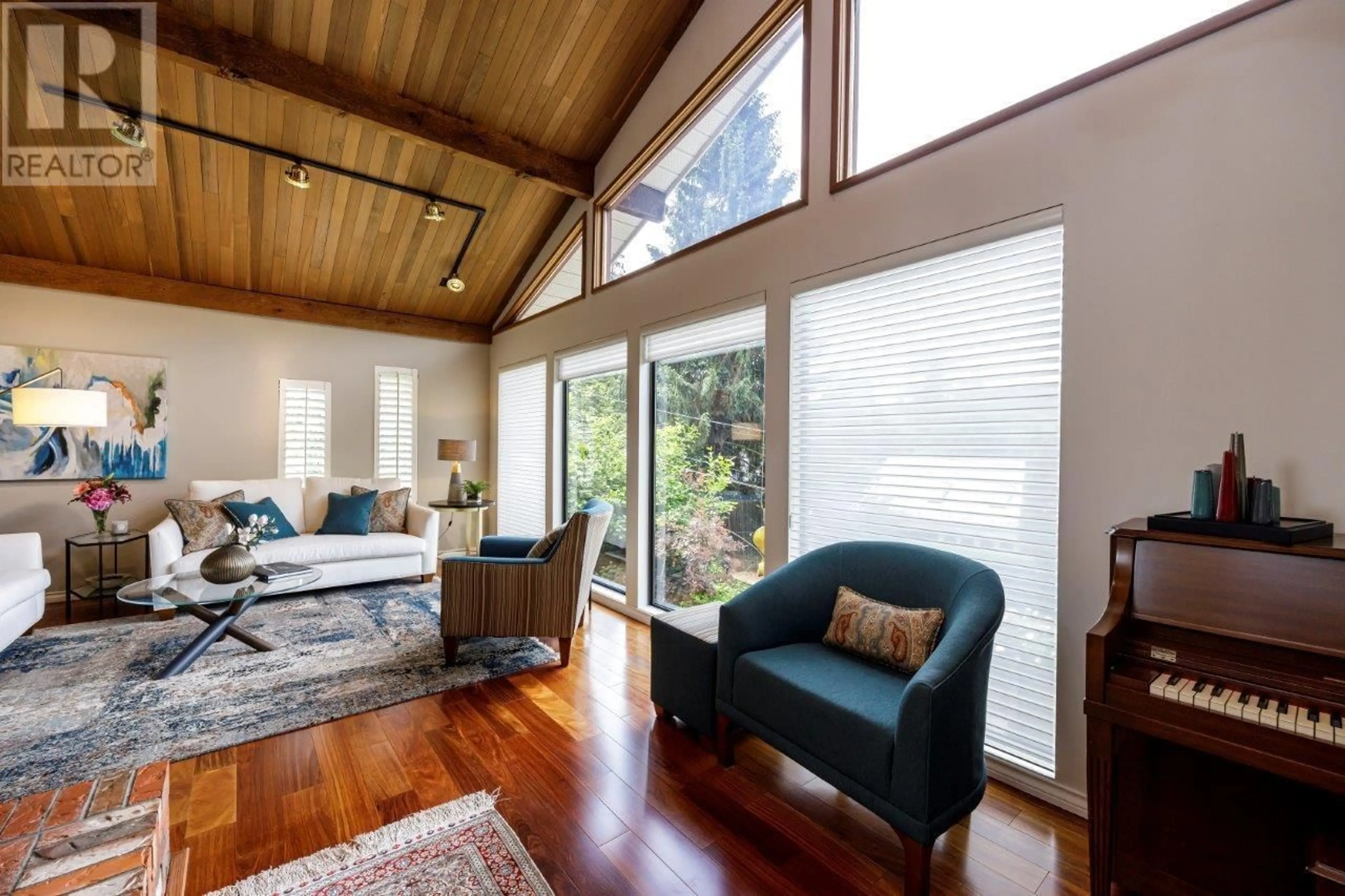 Living room with furniture, wood/laminate floor for 4588 CLIFFMONT ROAD, North Vancouver British Columbia V7G1J9