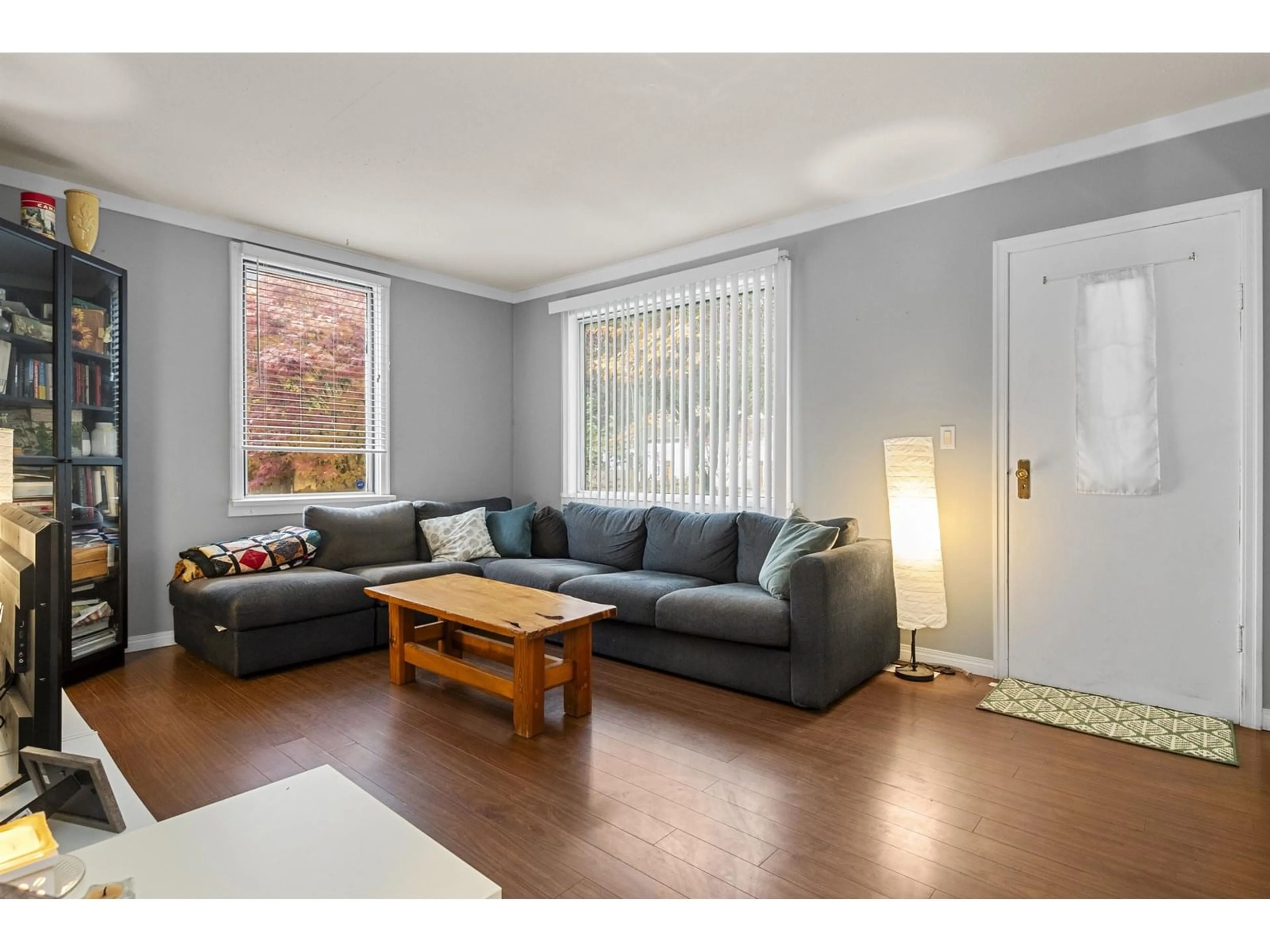Living room with furniture, wood/laminate floor for 509 FRASER AVENUE, Hope British Columbia V0X1L0