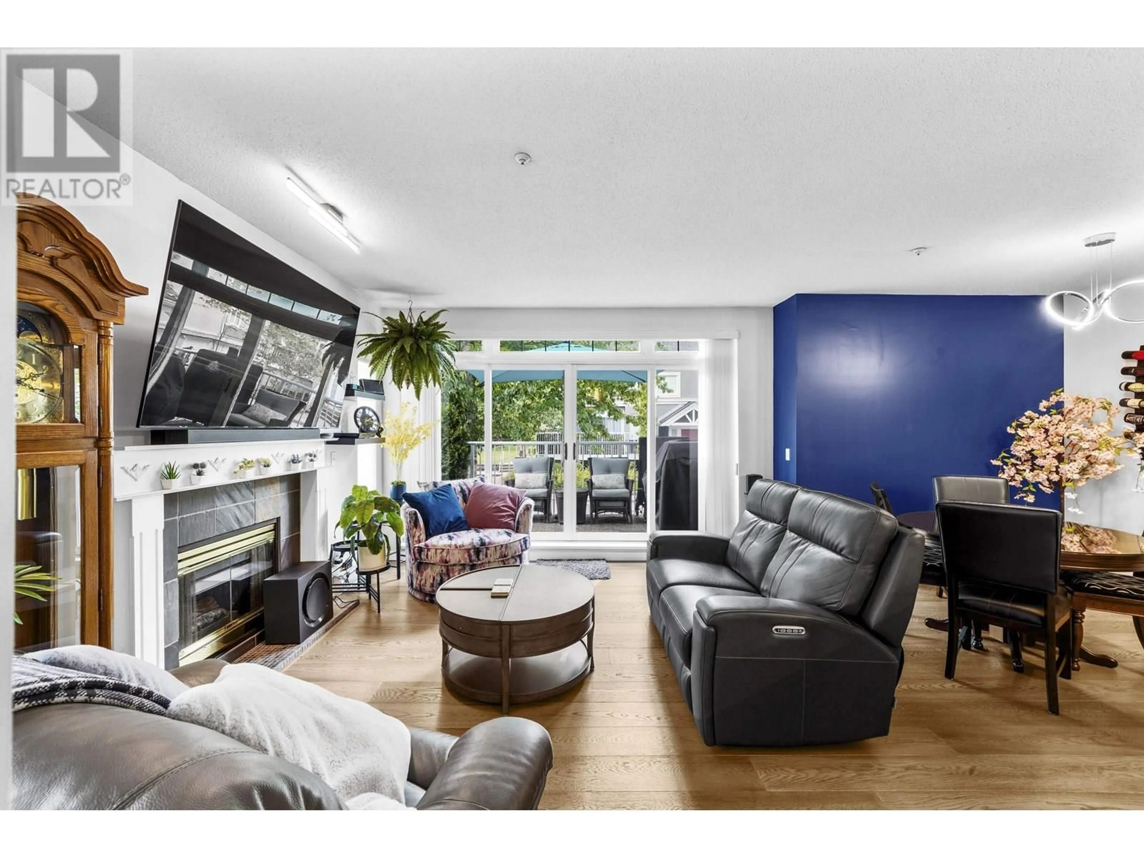 Living room with furniture, wood/laminate floor for 66 - 2422 HAWTHORNE AVENUE, Port Coquitlam British Columbia V3C6K7
