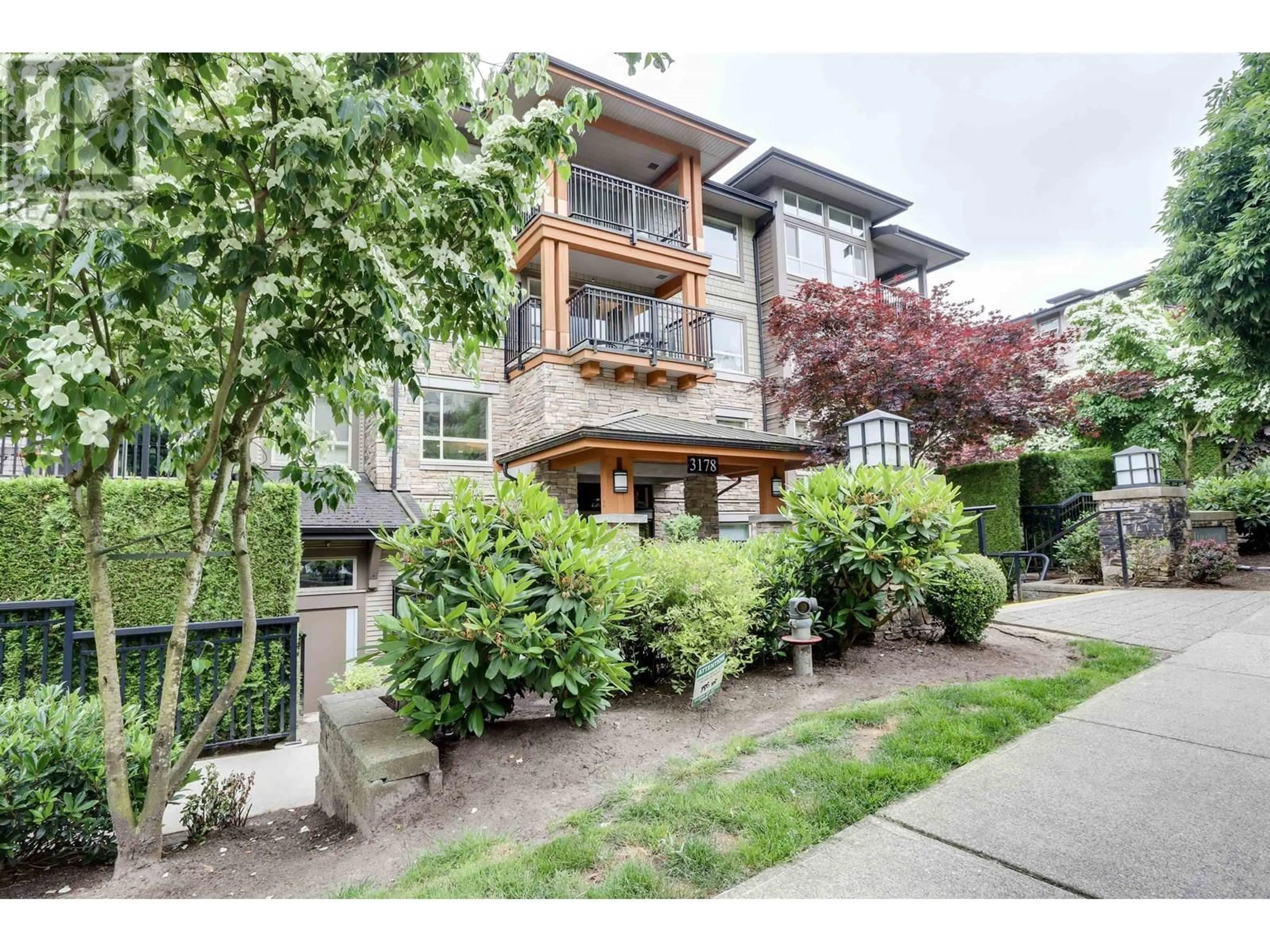 Patio, street for 408 - 3178 DAYANEE SPRINGS BOULEVARD, Coquitlam British Columbia V3E0B9