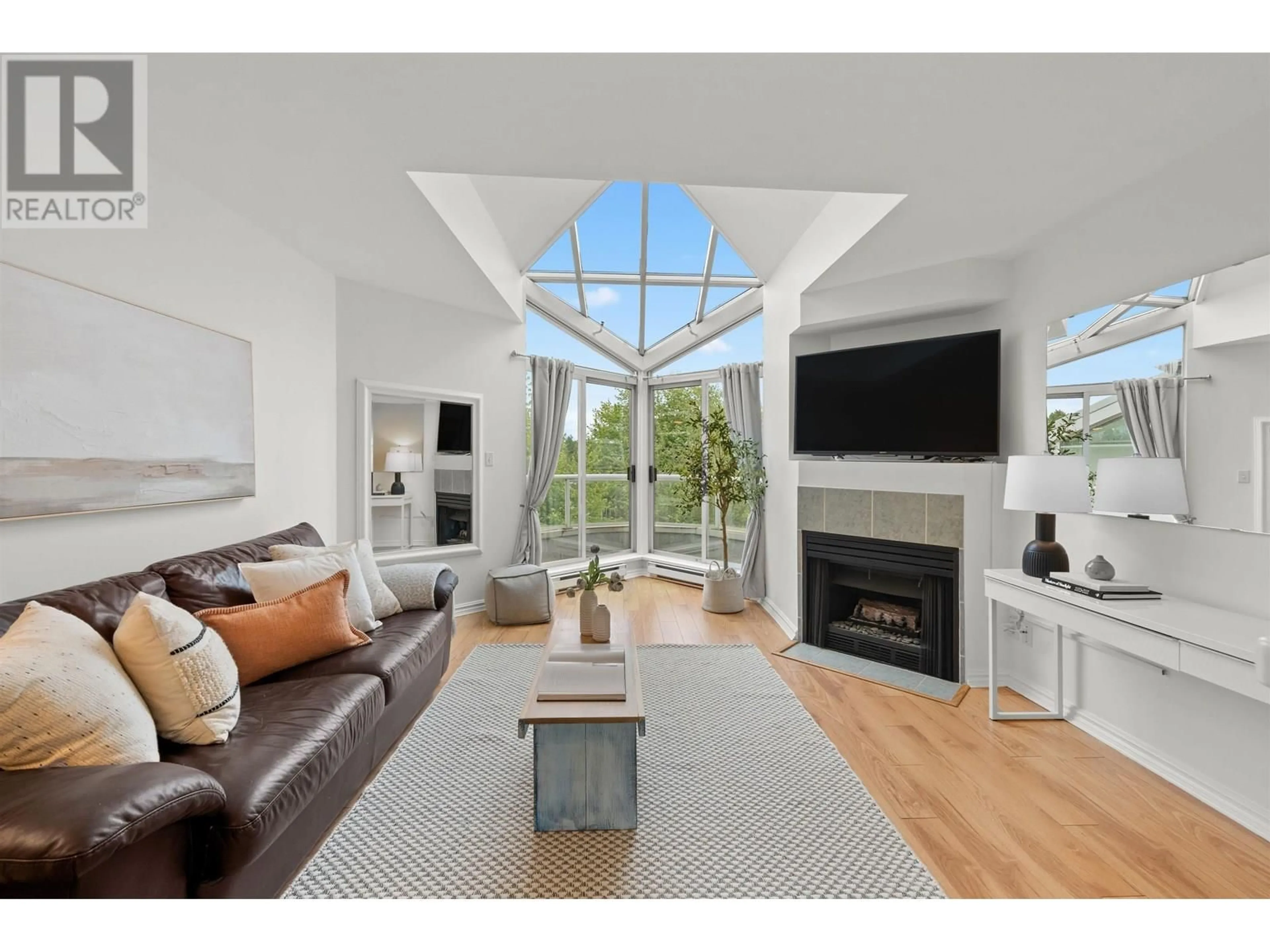 Living room with furniture, unknown for 405 - 908 7TH AVENUE, Vancouver British Columbia V5Z1C3
