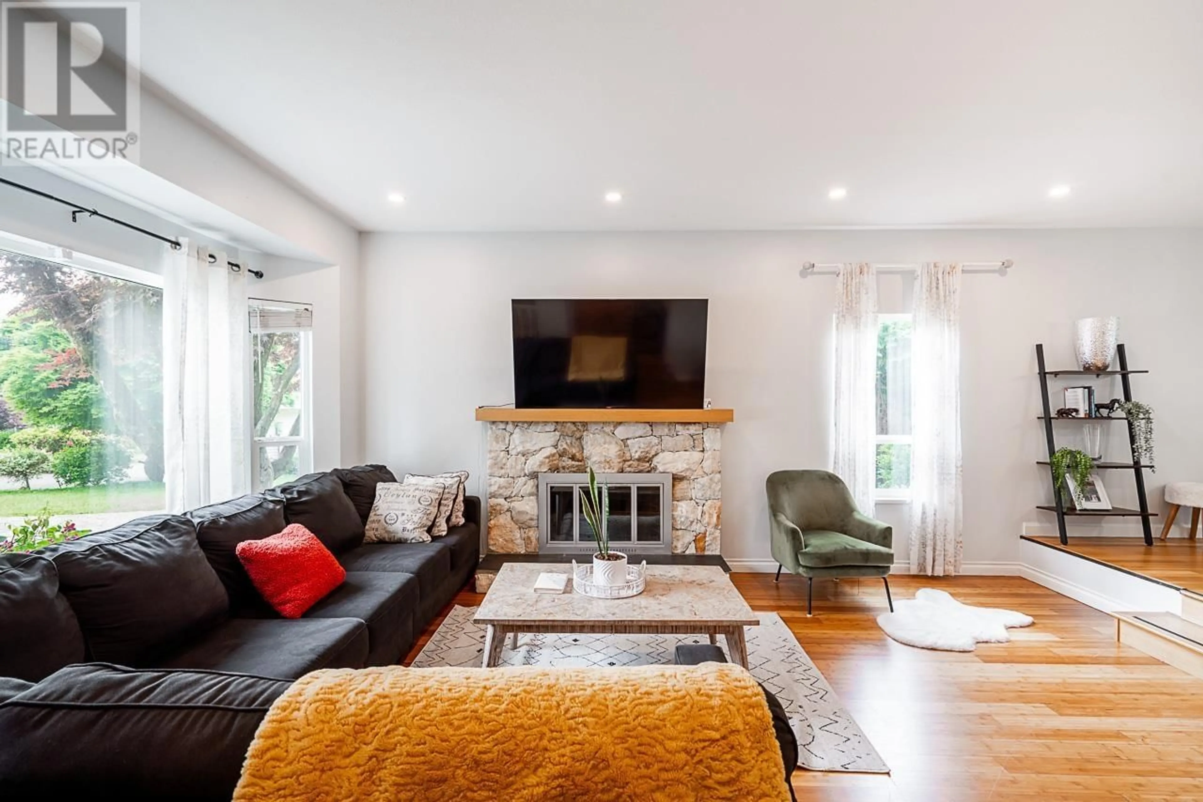 Living room with furniture, unknown for 1402 BRIARCLIFFE DRIVE, Coquitlam British Columbia V3E1Z1