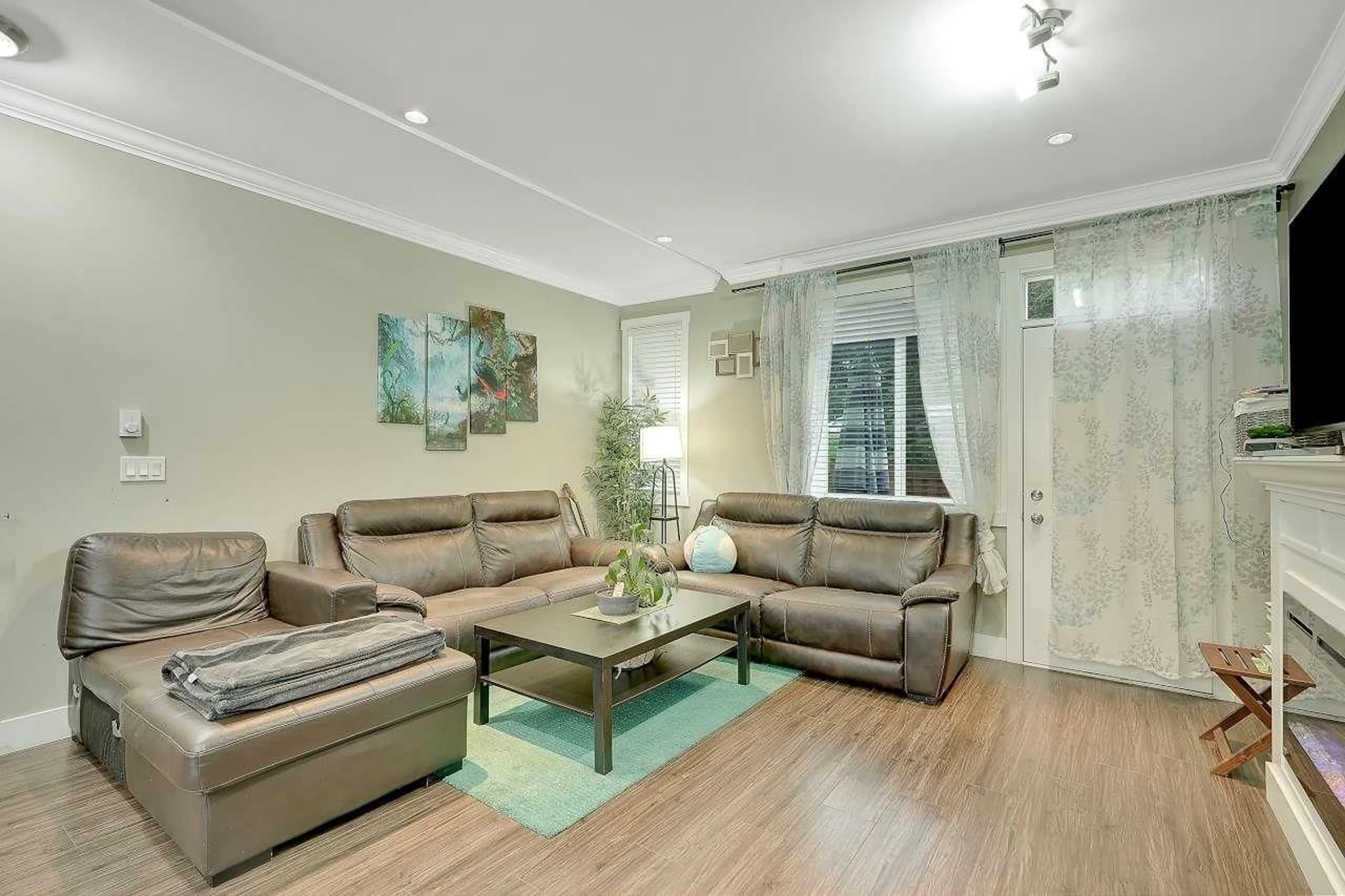 Living room with furniture, wood/laminate floor for 23 - 13670 62, Surrey British Columbia V3X0H8