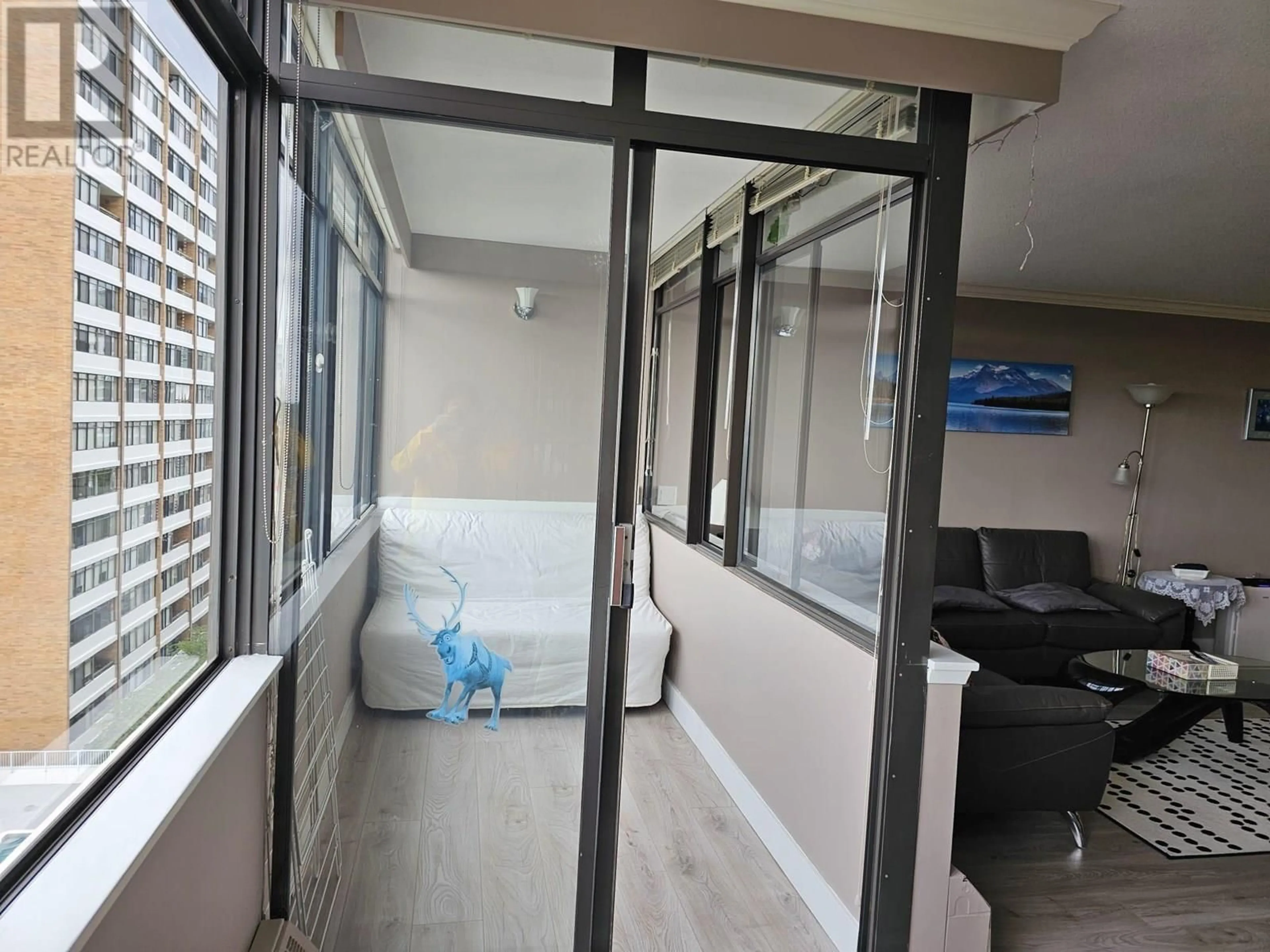 Indoor foyer for 910 - 6631 MINORU BOULEVARD, Richmond British Columbia V6Y1Z1