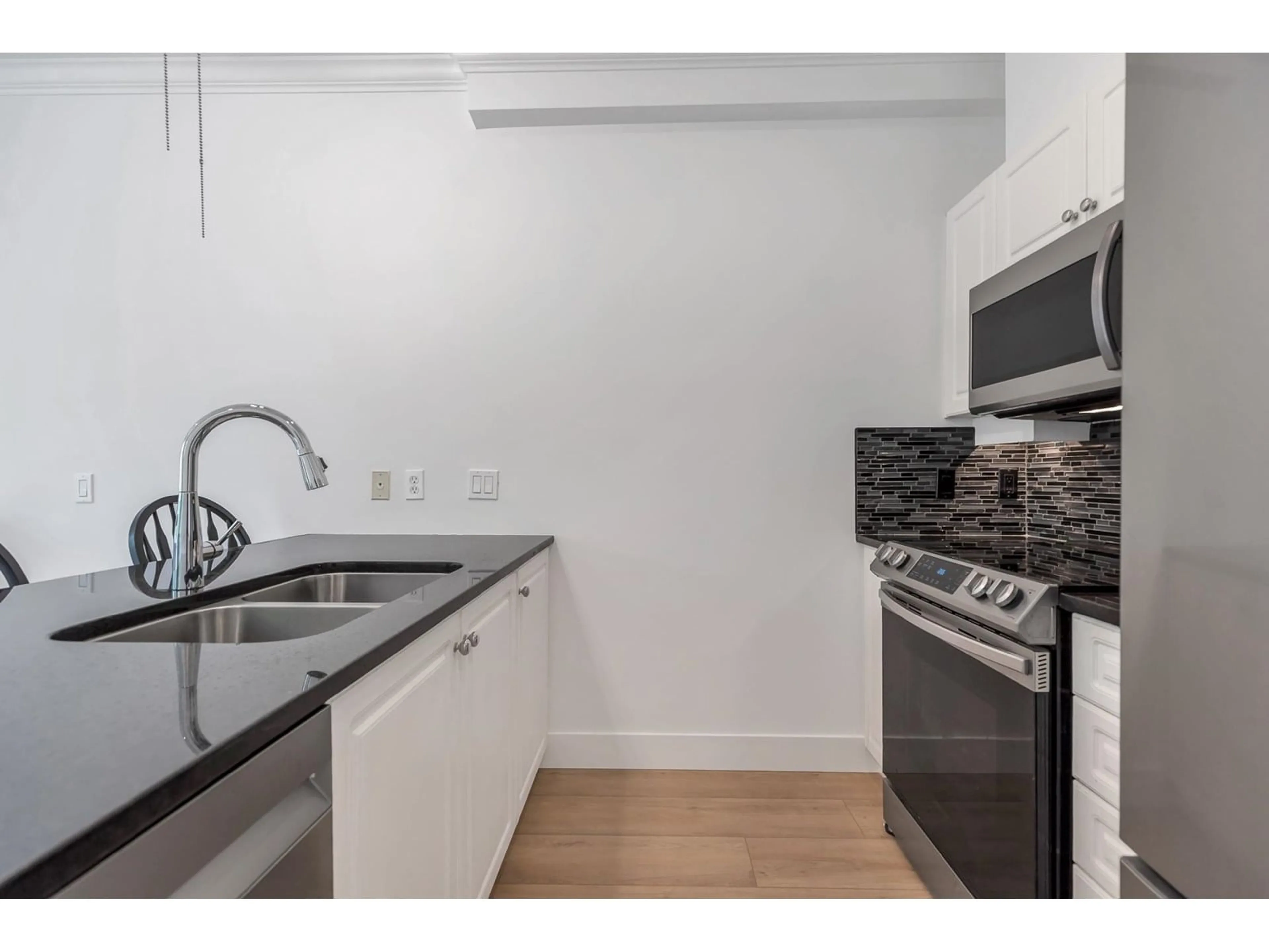 Standard kitchen, unknown for 207 - 5475 201, Langley British Columbia V3A1P8