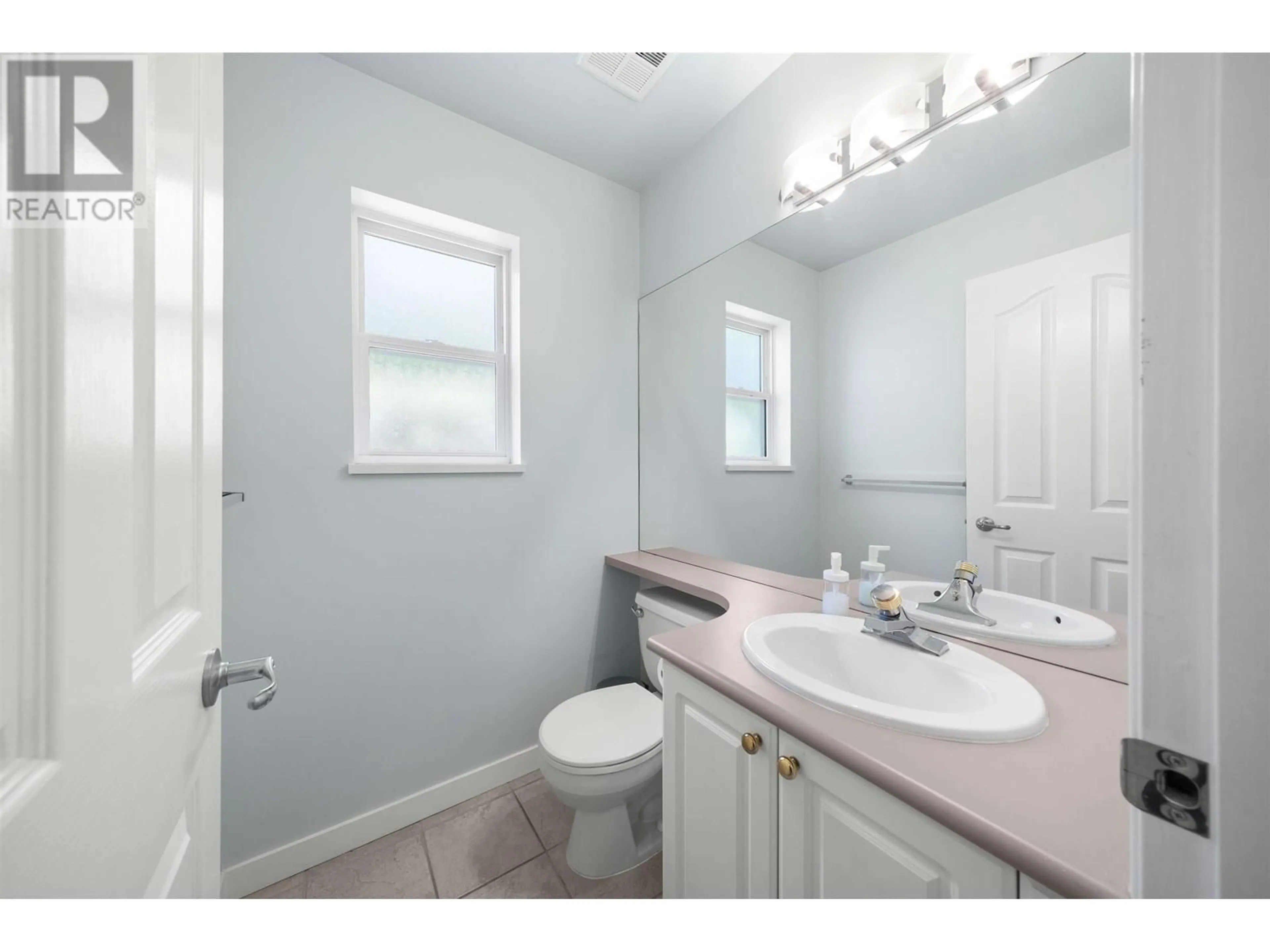 Standard bathroom, ceramic/tile floor for 3 - 4238 BOND STREET, Burnaby British Columbia V5H1G4