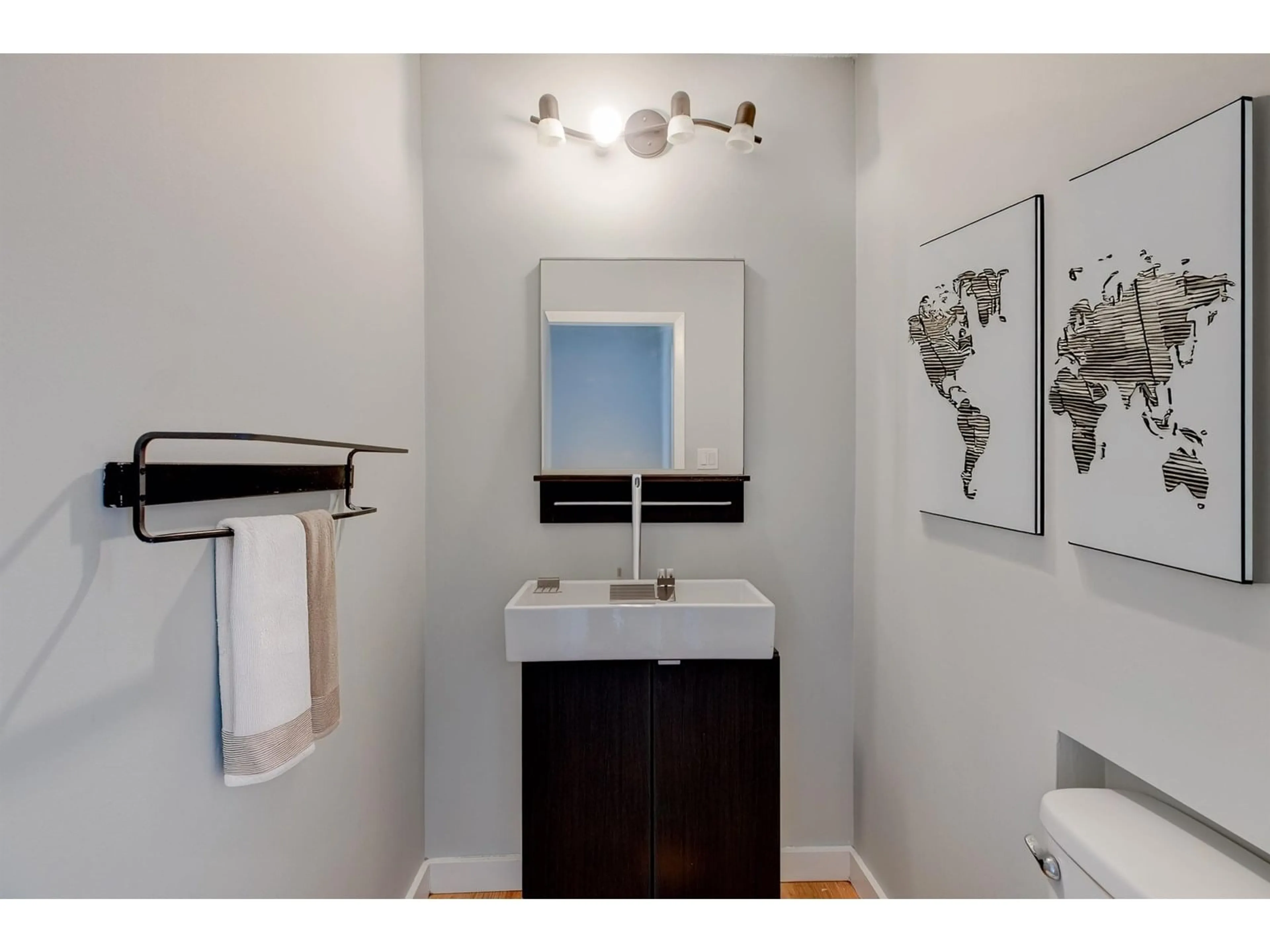 Standard bathroom, ceramic/tile floor for 14095 110 AVE, Surrey British Columbia V3R1Z3