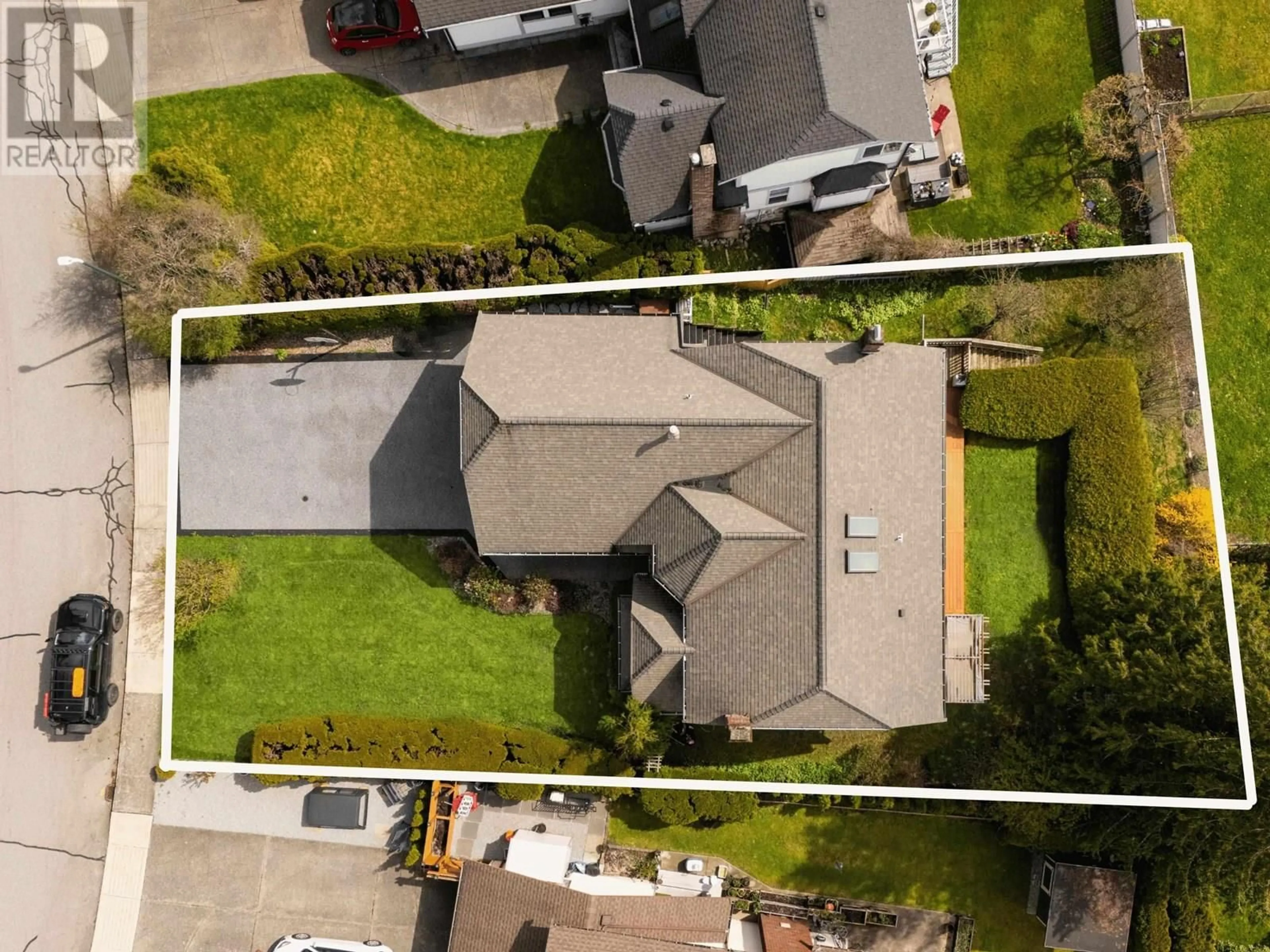 A pic from outside/outdoor area/front of a property/back of a property/a pic from drone, street for 374 BALFOUR DRIVE, Coquitlam British Columbia V3K6C5