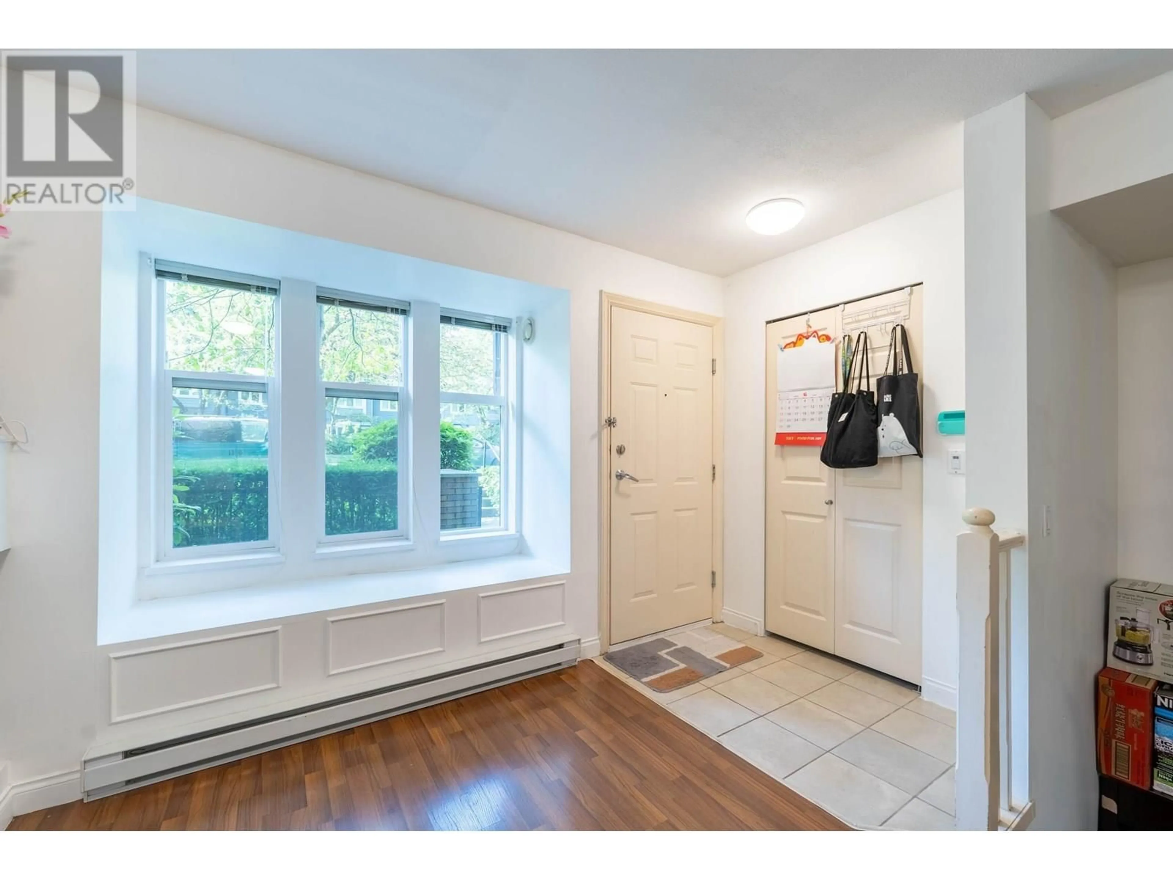 Indoor entryway for 6 - 7238 18TH AVENUE, Burnaby British Columbia V3N1H3