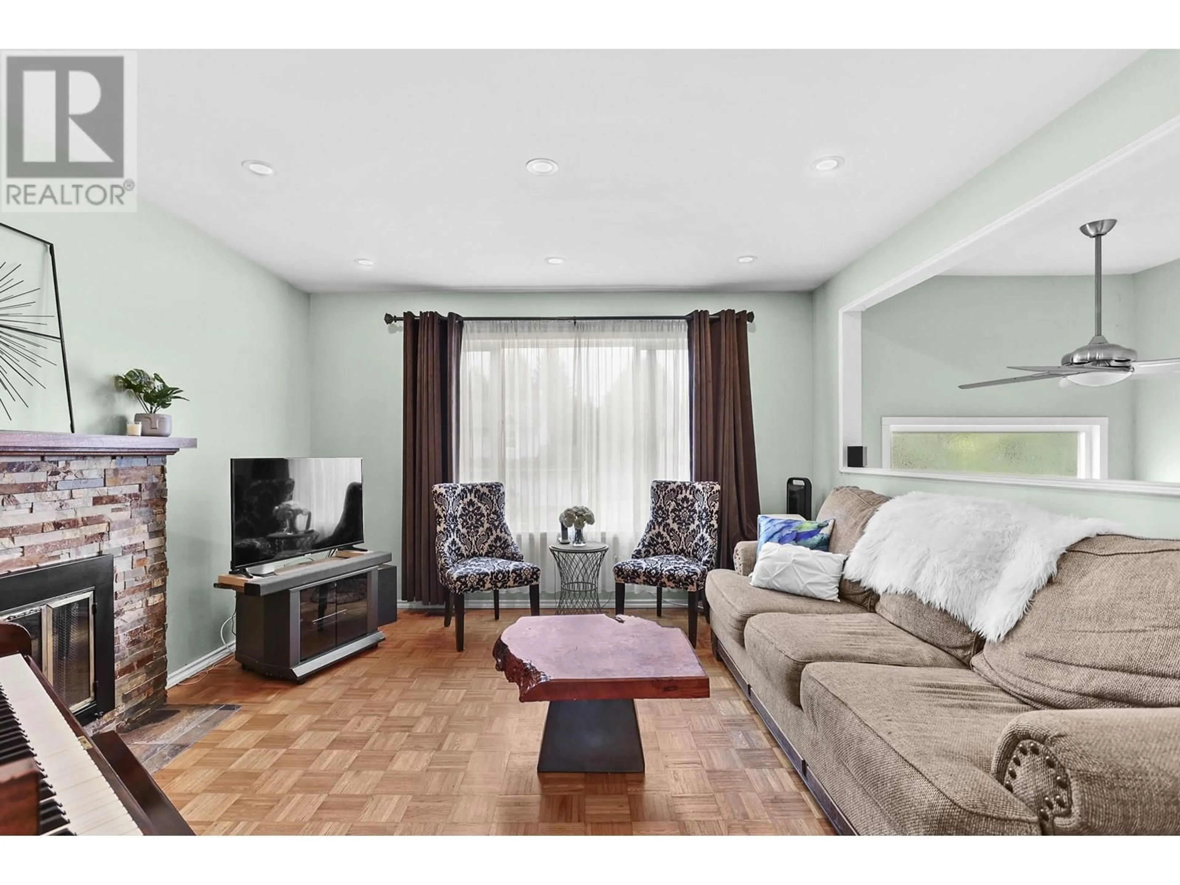 Living room with furniture, wood/laminate floor for 21033 119 AVENUE, Maple Ridge British Columbia V2X7N6