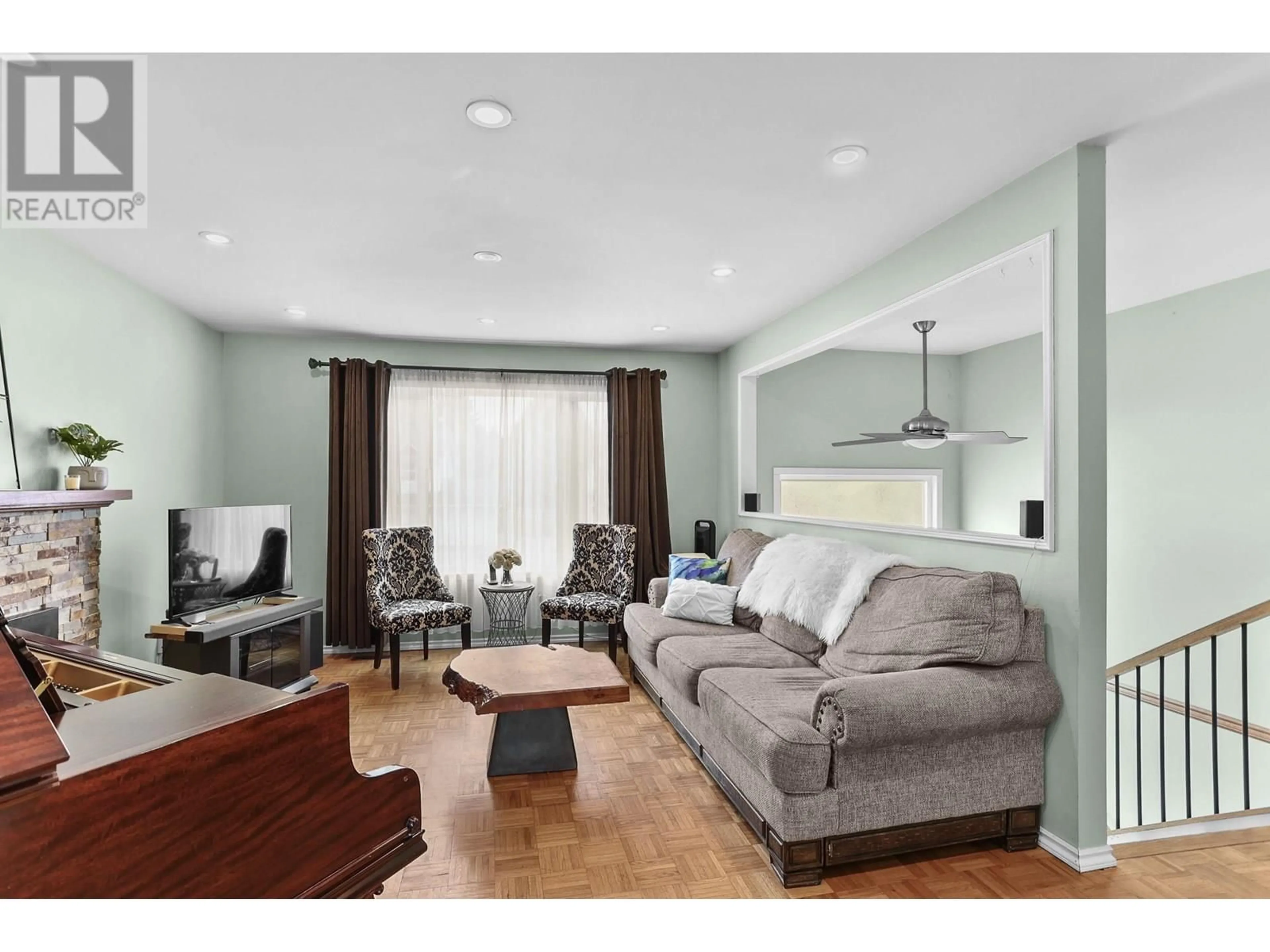 Living room with furniture, wood/laminate floor for 21033 119 AVENUE, Maple Ridge British Columbia V2X7N6