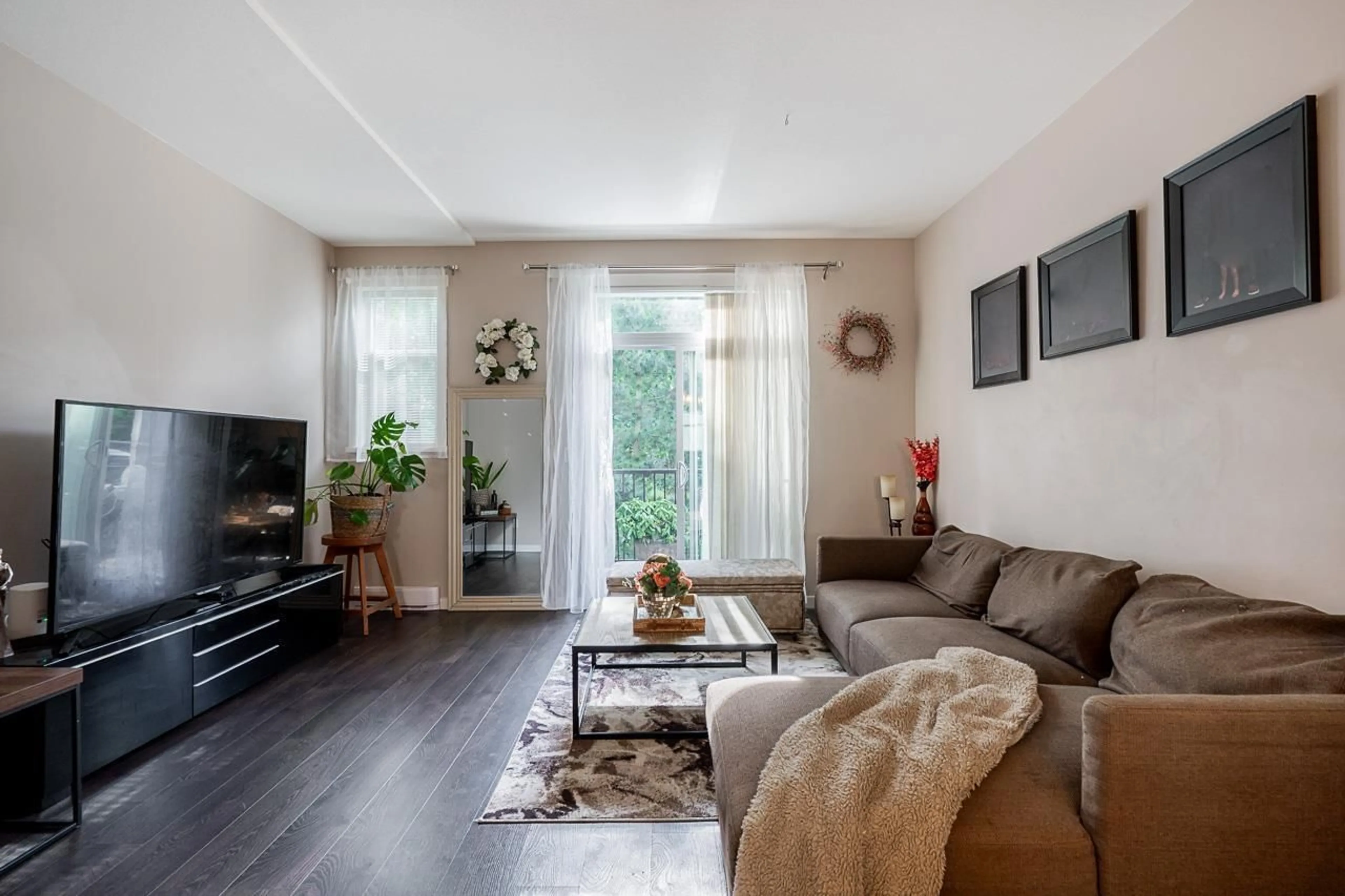Living room with furniture, wood/laminate floor for 9 - 8355 164, Surrey British Columbia V4N1E3