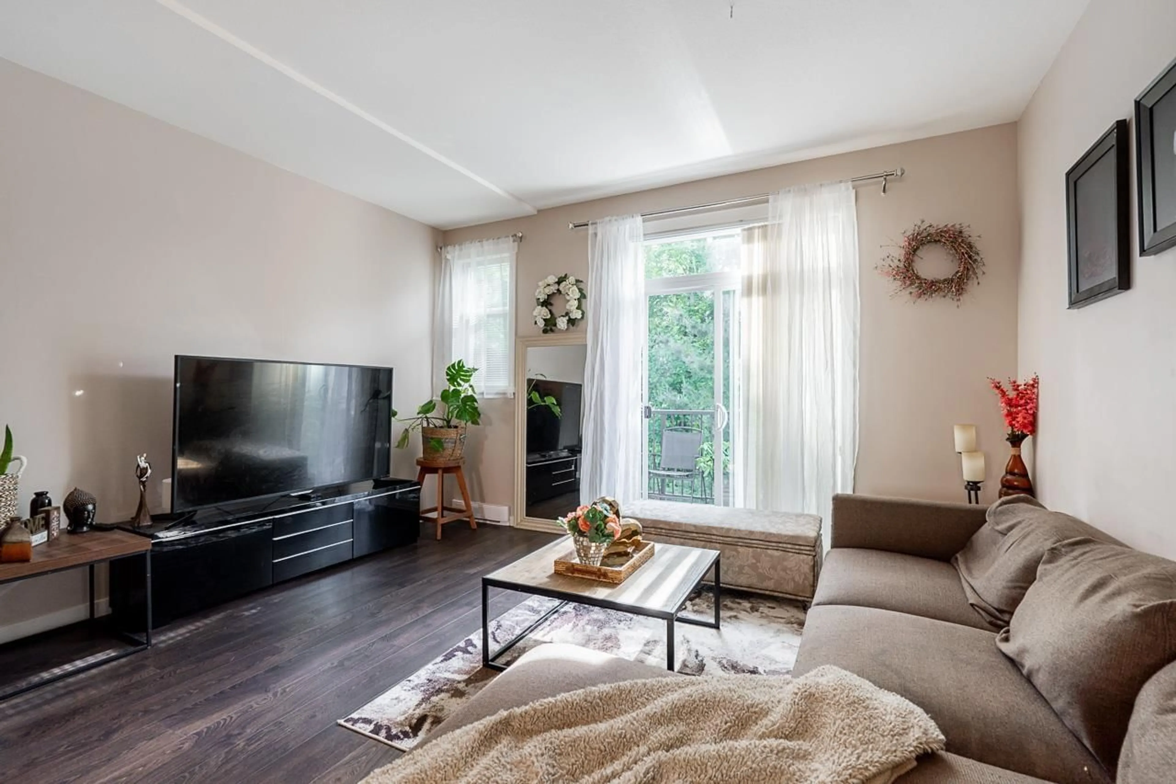 Living room with furniture, wood/laminate floor for 9 - 8355 164, Surrey British Columbia V4N1E3