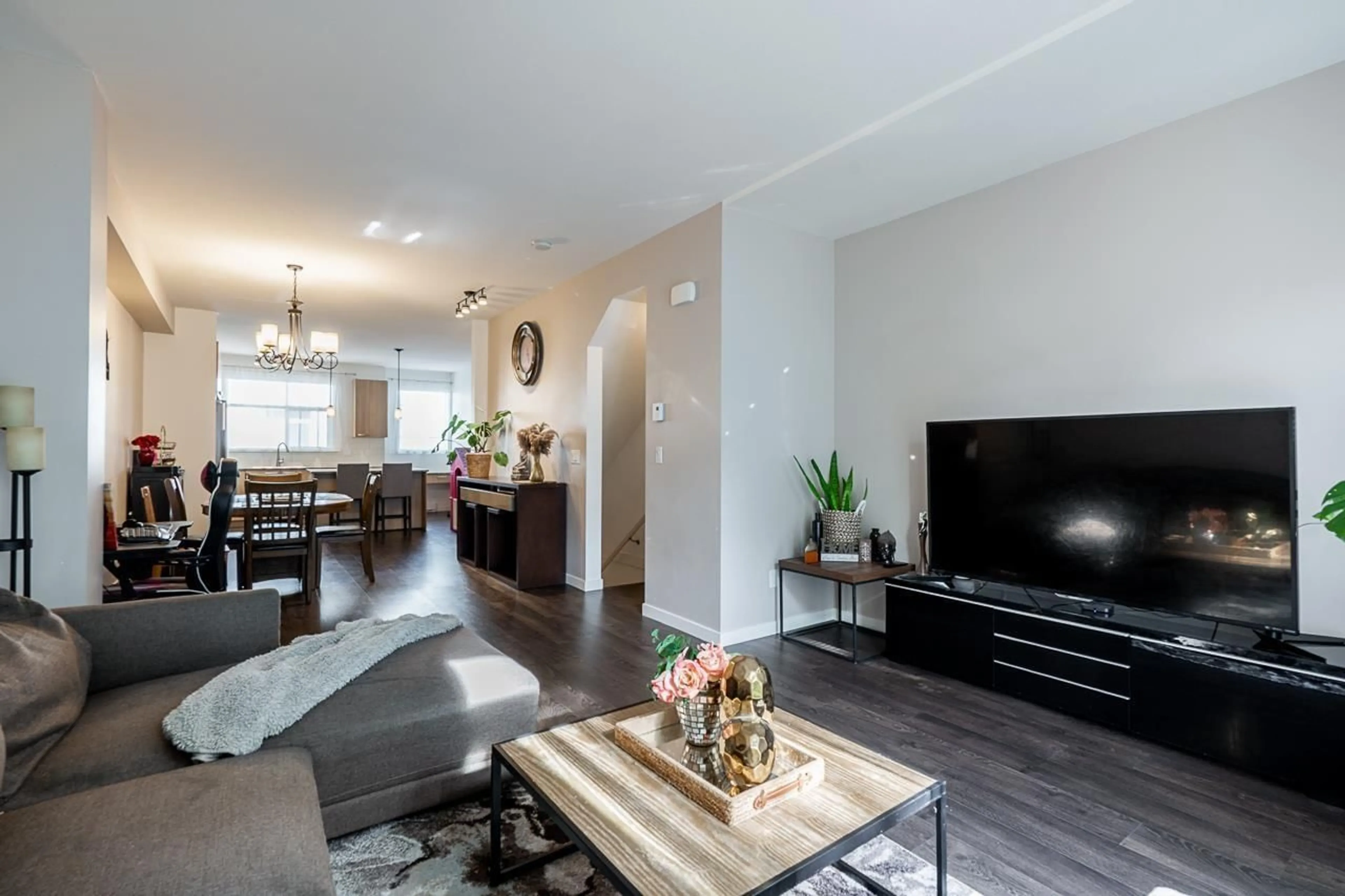 Living room with furniture, wood/laminate floor for 9 - 8355 164, Surrey British Columbia V4N1E3