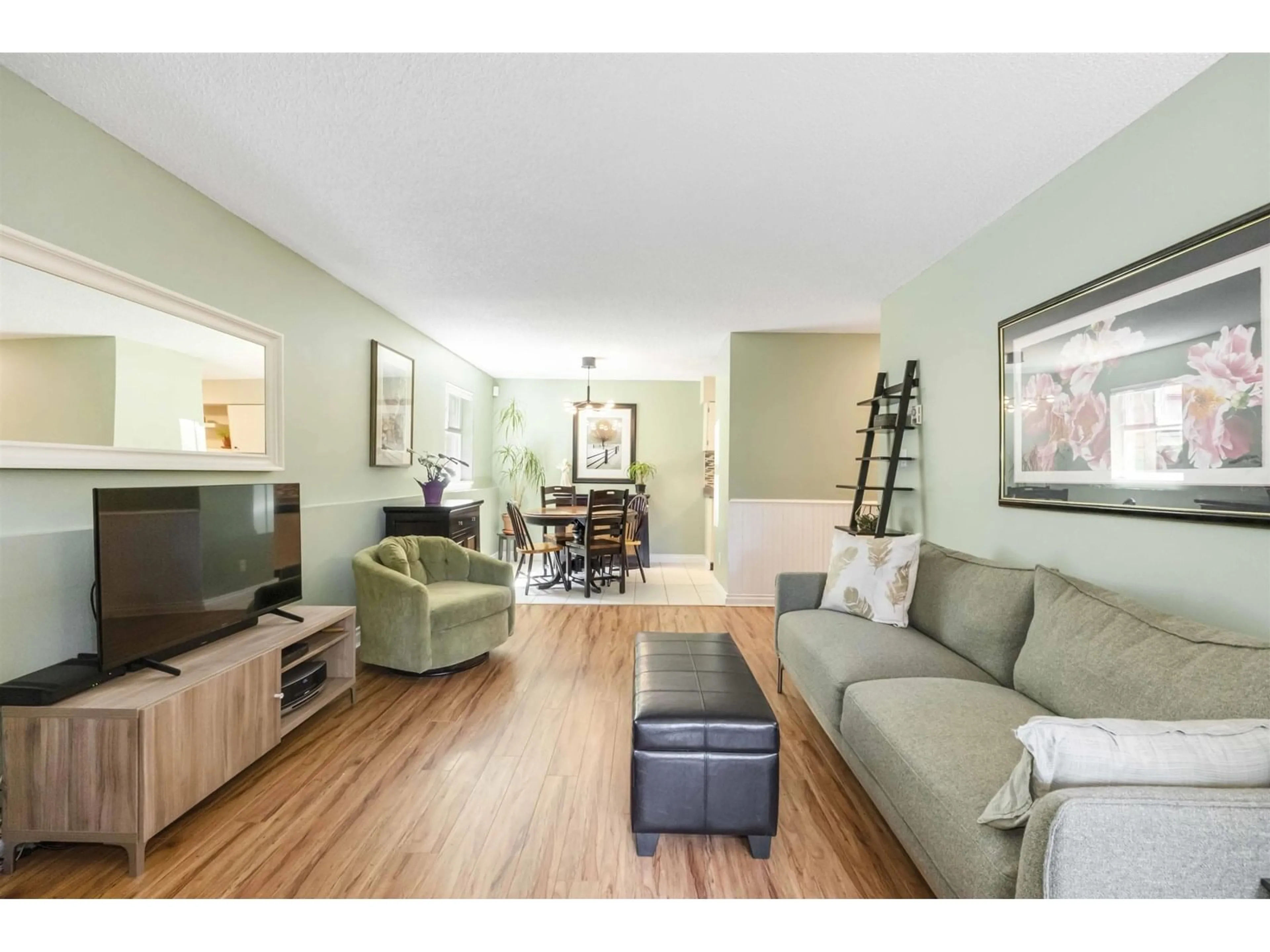 Living room with furniture, unknown for 104 - 10560 154TH, Surrey British Columbia V3R8A3