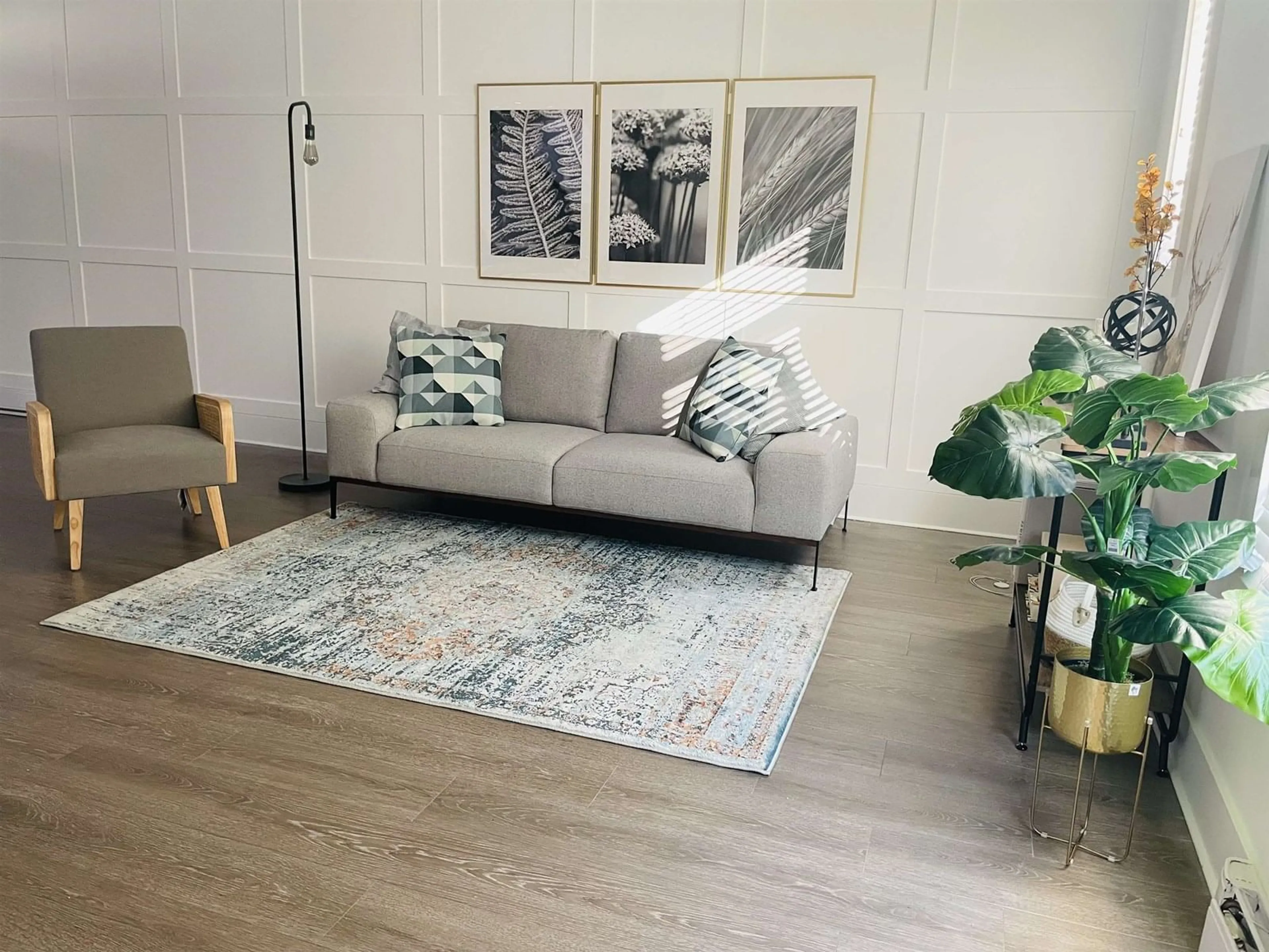 Living room with furniture, wood/laminate floor for 18 - 7665 209, Langley British Columbia V2Y0V2