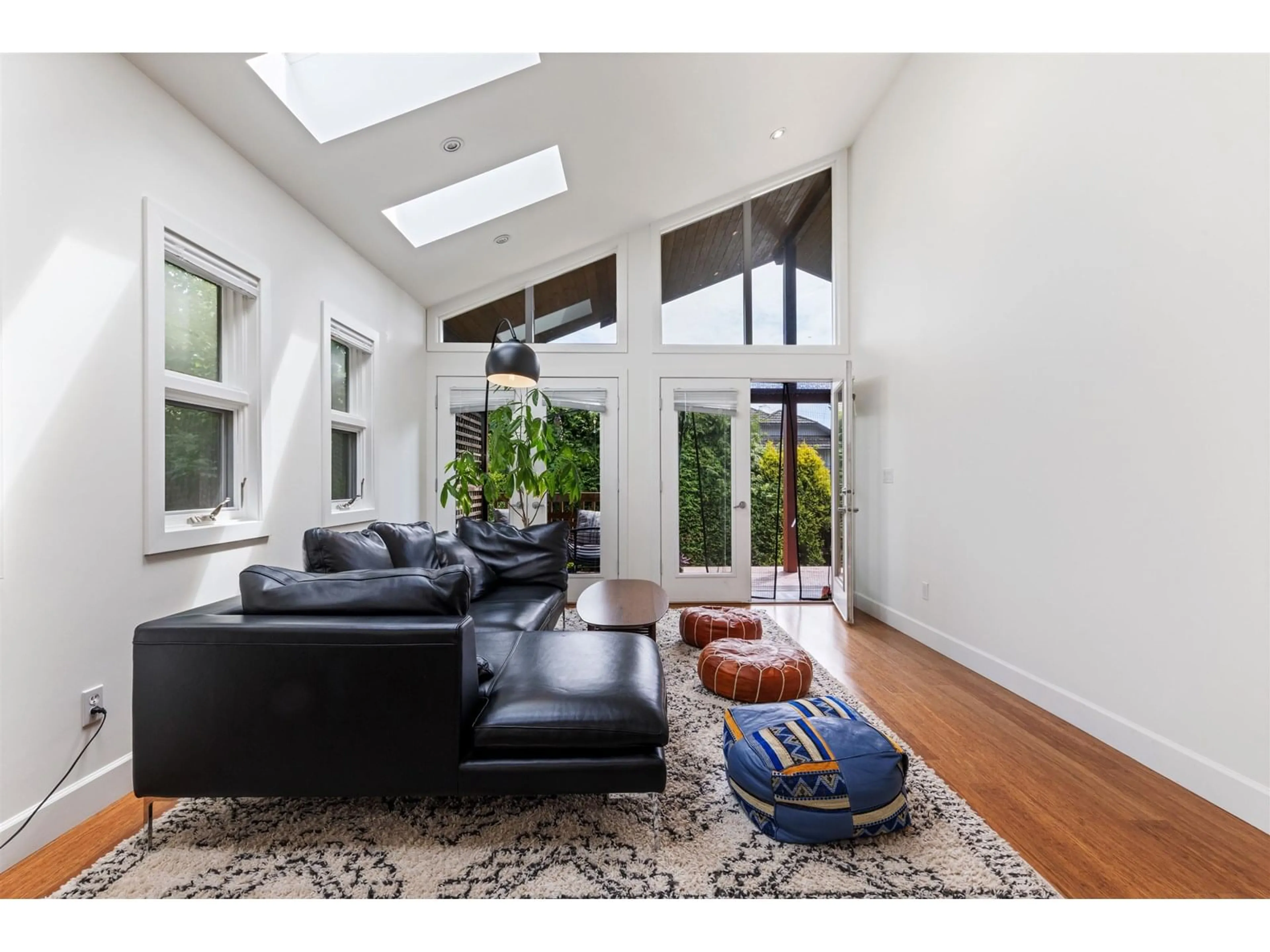 Living room with furniture, unknown for 13044 14, Surrey British Columbia V4A1G3