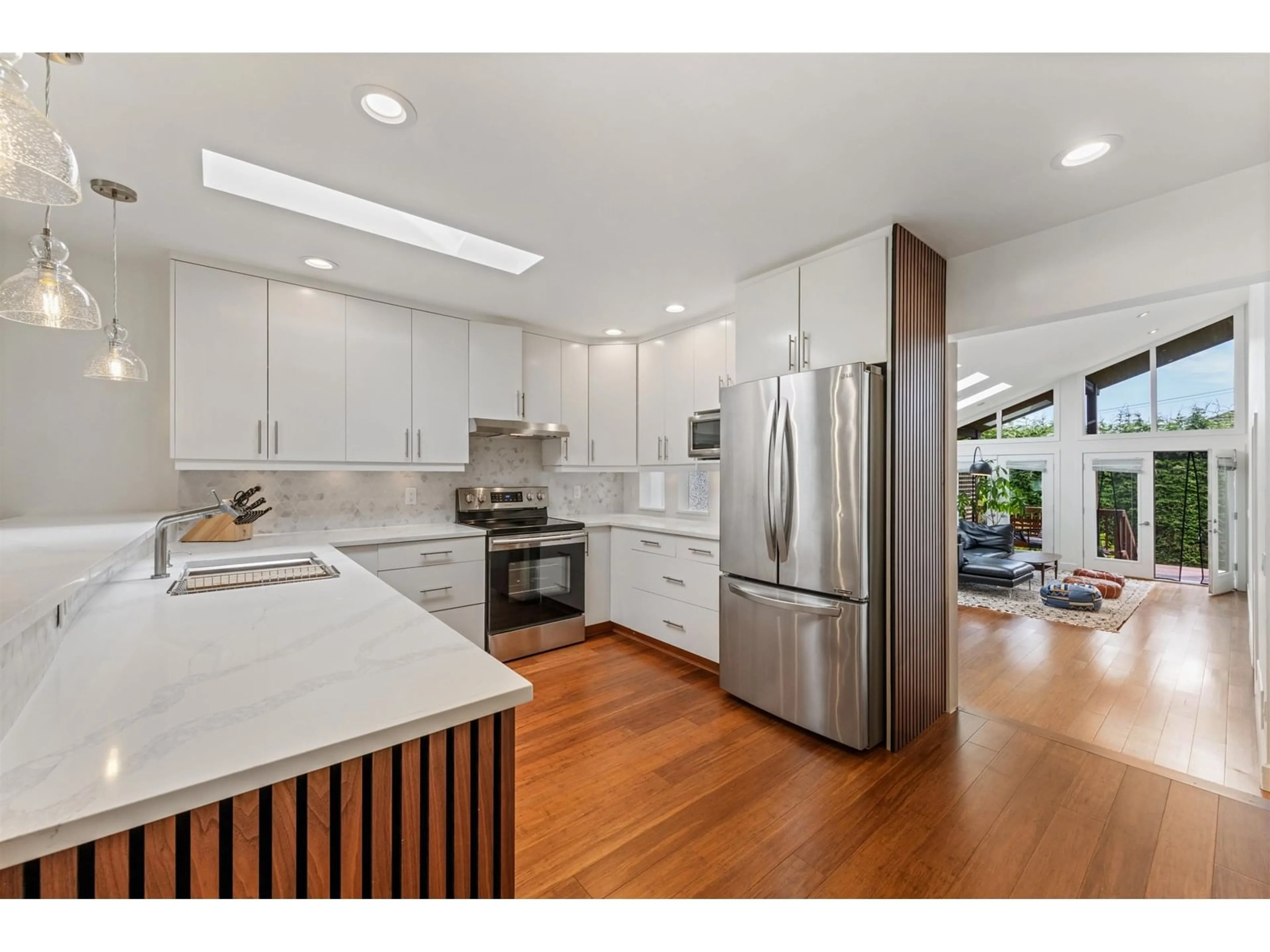 Open concept kitchen, unknown for 13044 14, Surrey British Columbia V4A1G3