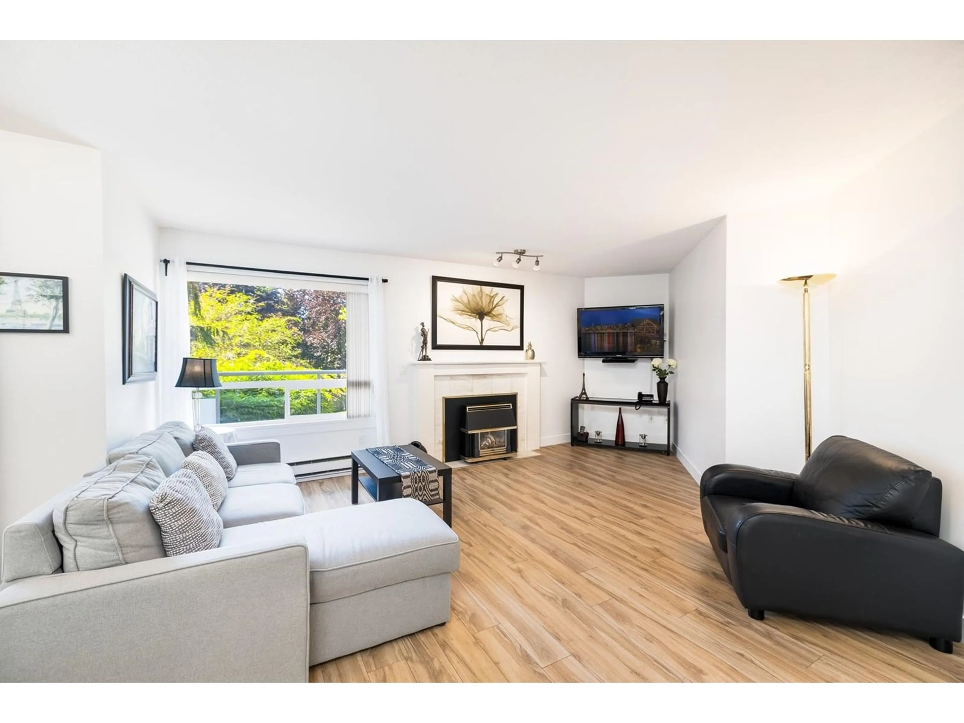 Living room with furniture, wood/laminate floor for 101 - 9295 122, Surrey British Columbia V3V4L4