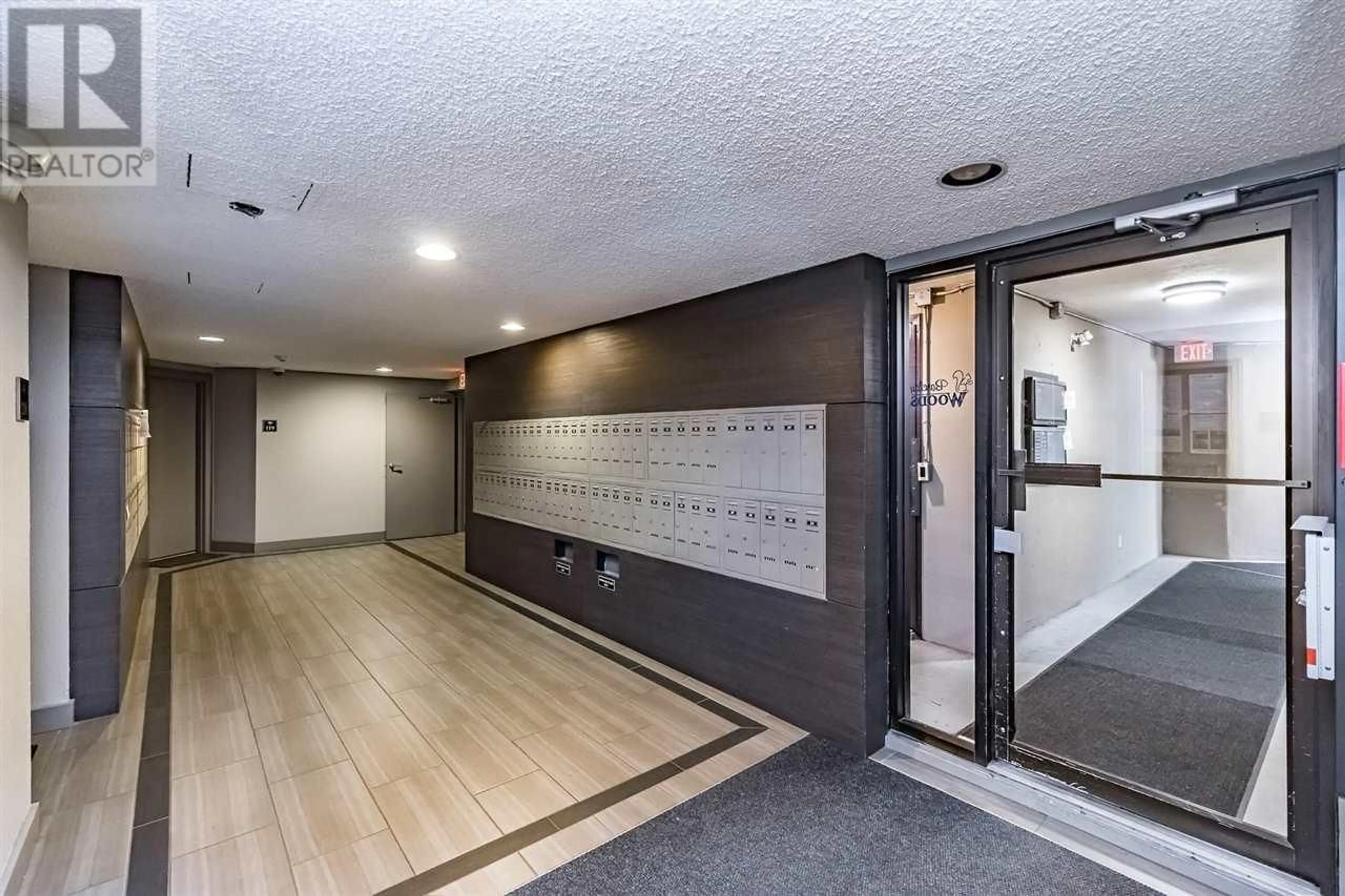 Indoor foyer for 118 - 9847 MANCHESTER DRIVE, Burnaby British Columbia V3N4P4
