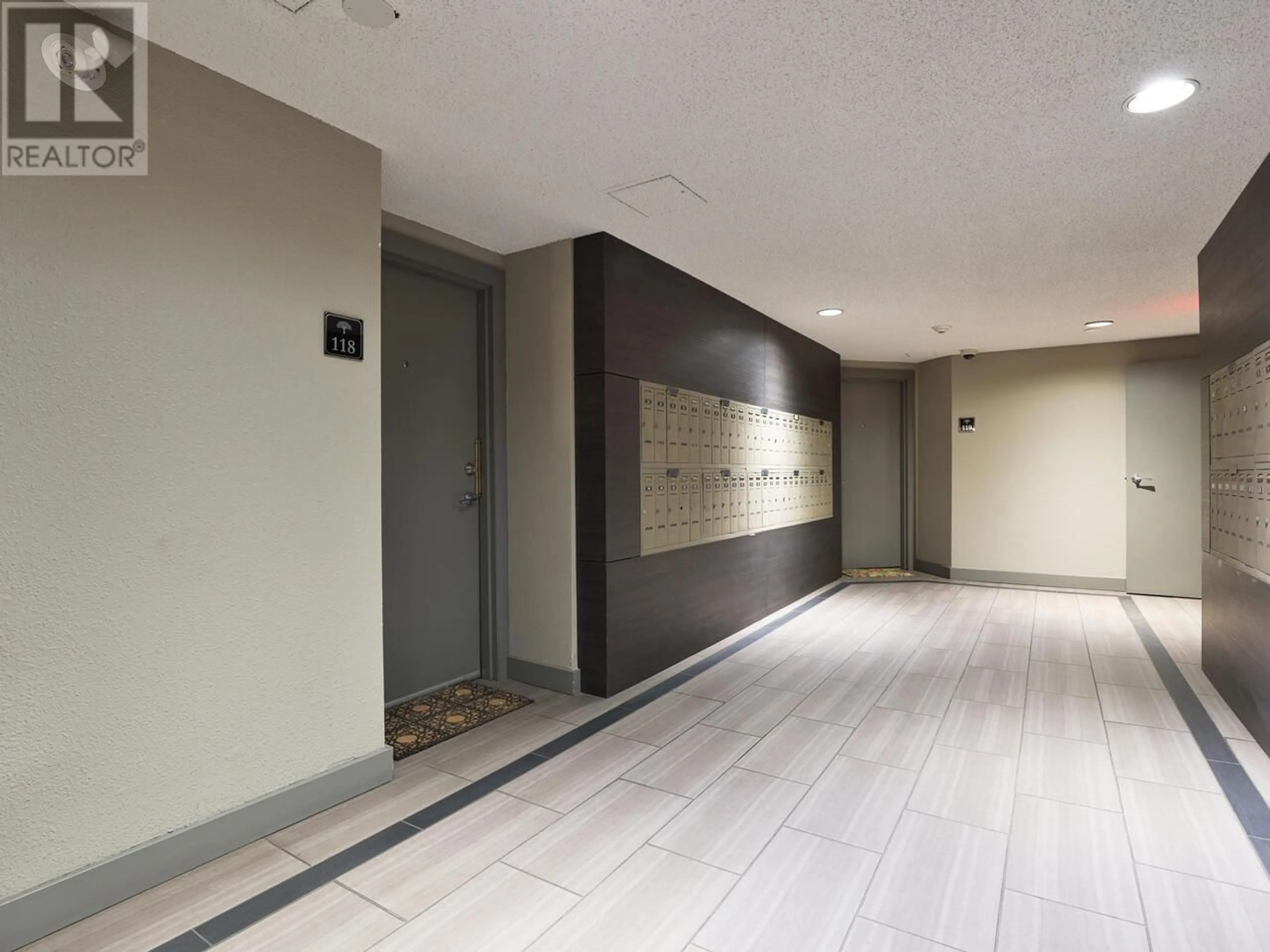 Indoor foyer for 118 - 9847 MANCHESTER DRIVE, Burnaby British Columbia V3N4P4