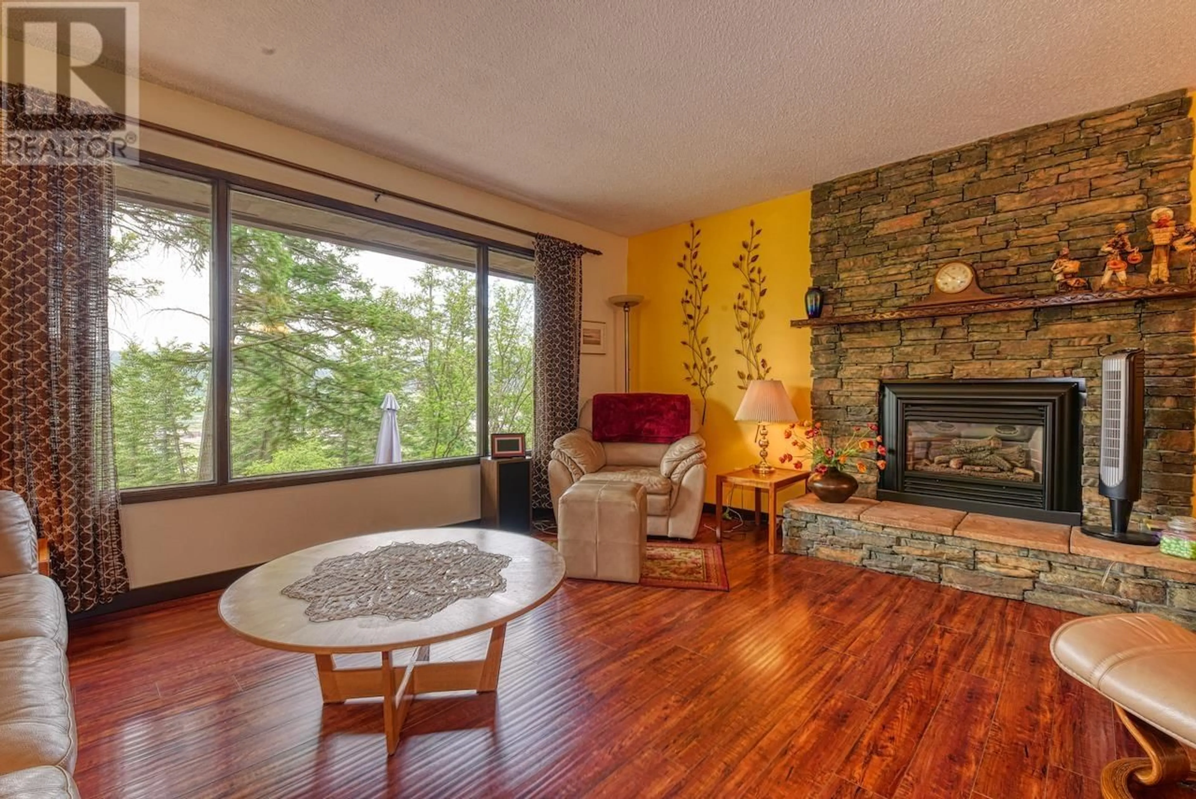 Living room with furniture, wood/laminate floor for 1195 TOWER CRESCENT, Williams Lake British Columbia V2G1A6