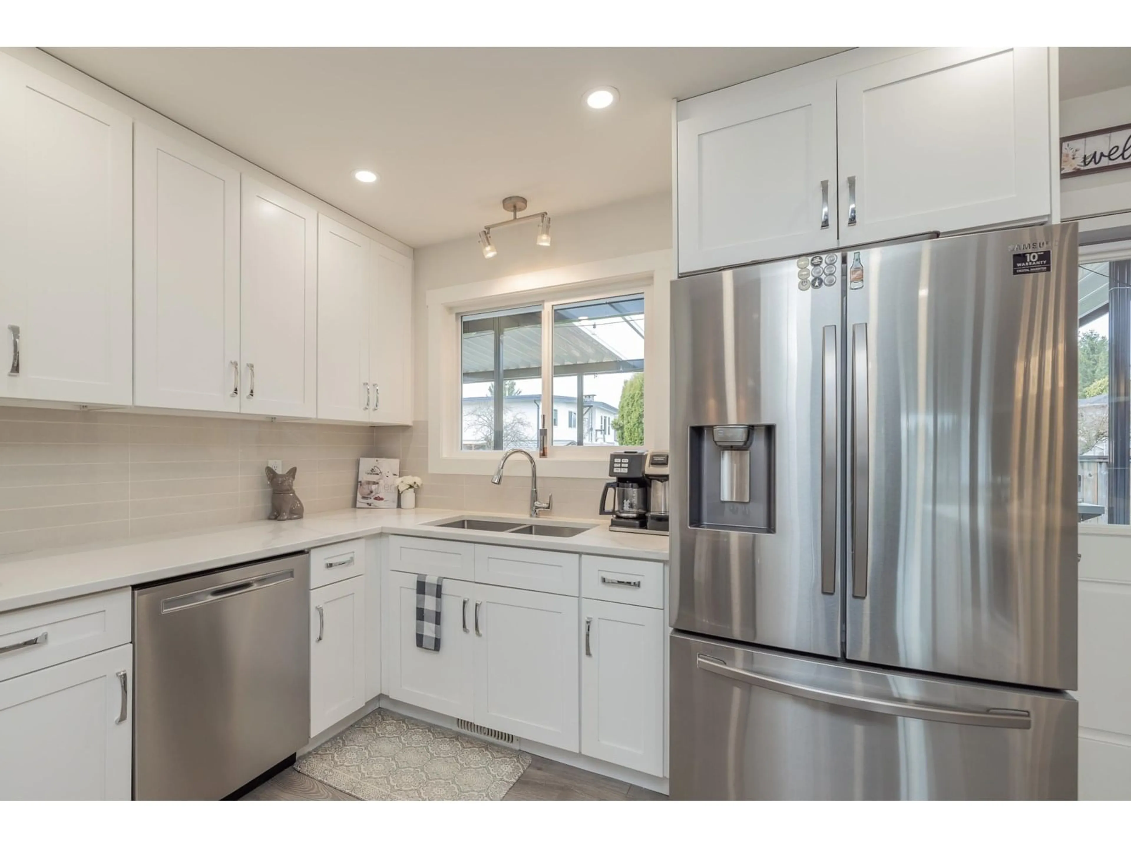 Open concept kitchen, ceramic/tile floor for 32073 WESTVIEW, Mission British Columbia V2V1X7