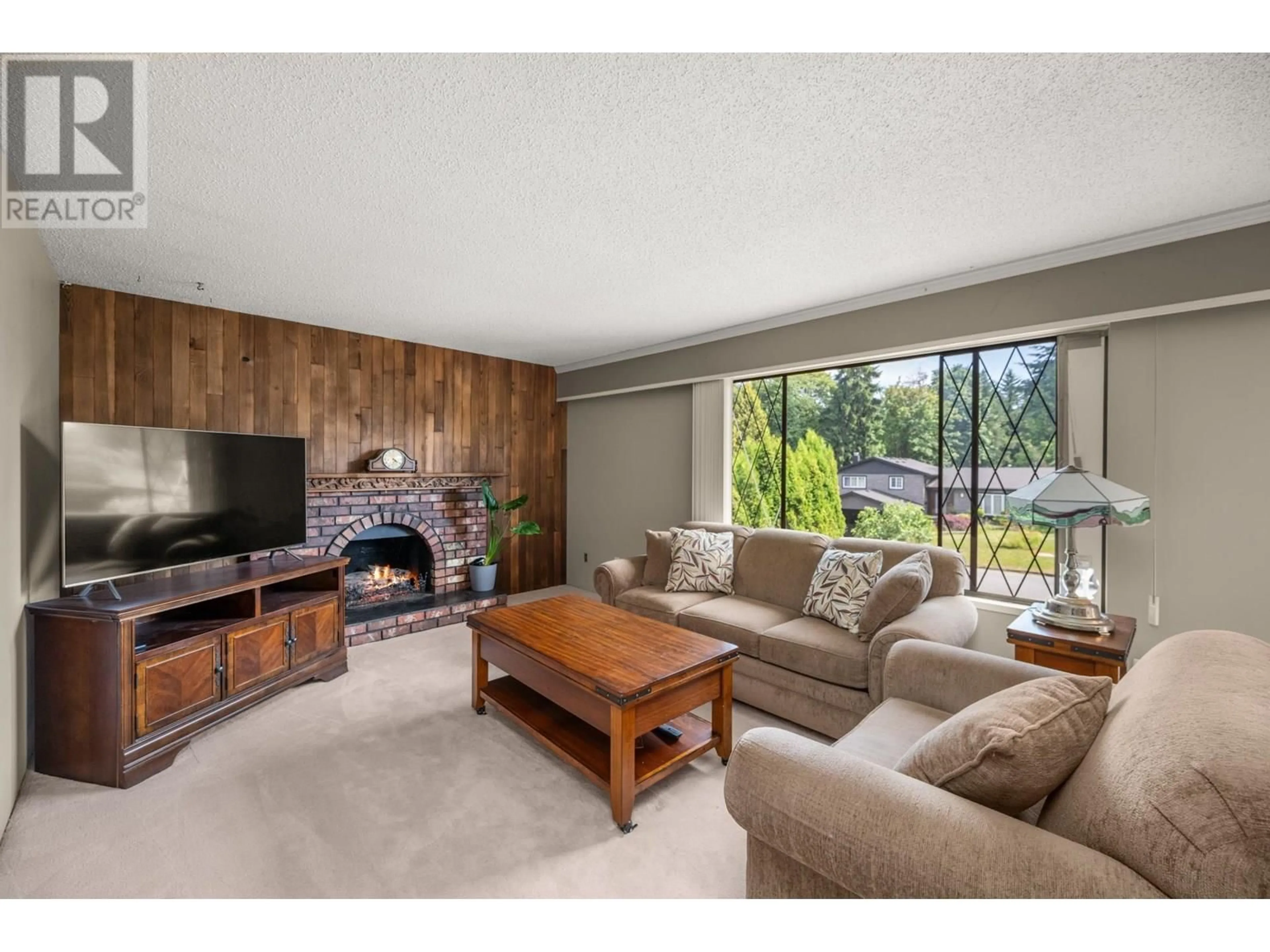 Living room with furniture, wood/laminate floor for 22101 CANUCK CRESCENT, Maple Ridge British Columbia V2X4G1