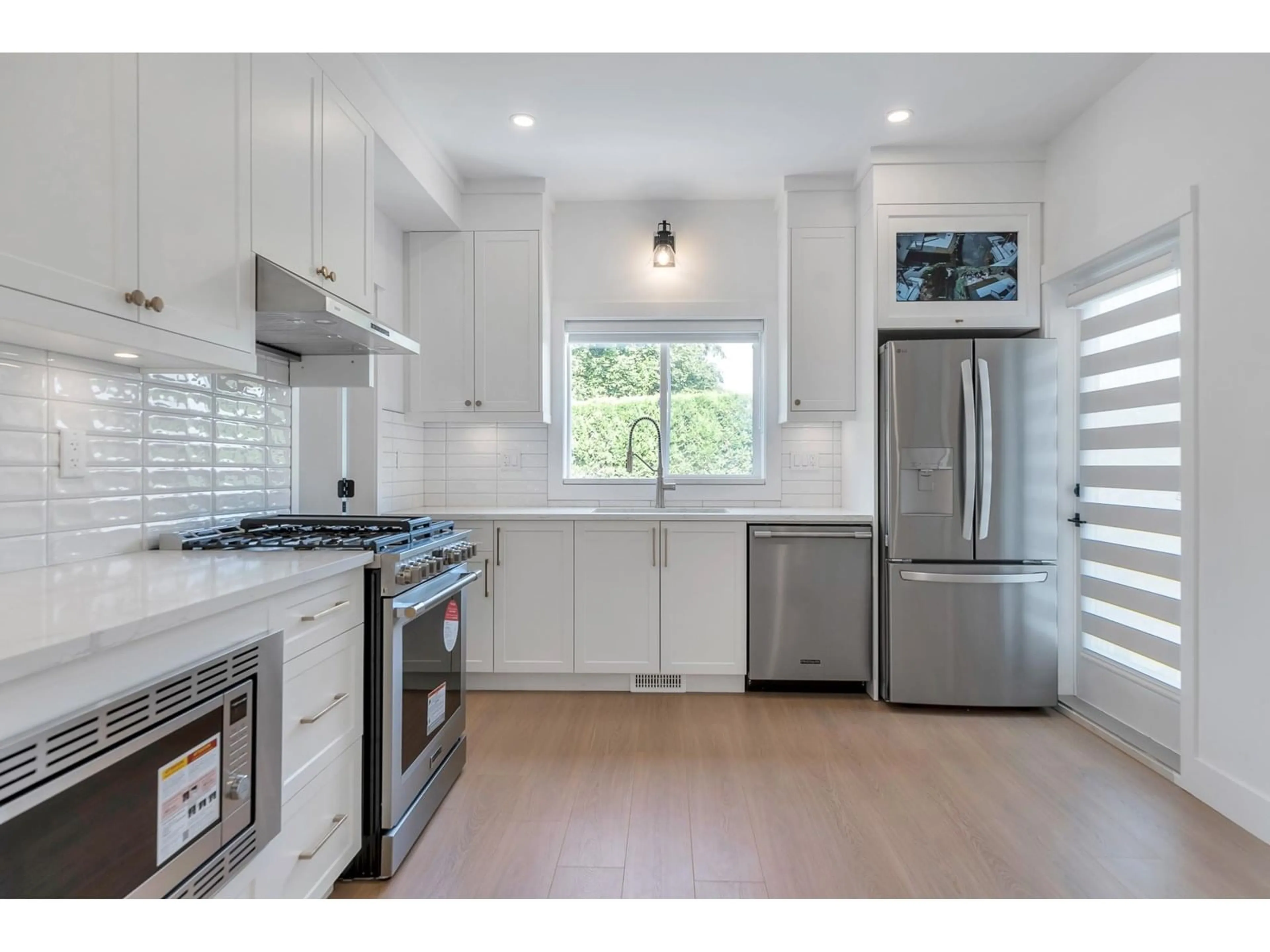 Open concept kitchen, ceramic/tile floor for 2290 MOULDSTADE, Abbotsford British Columbia V2S3X4