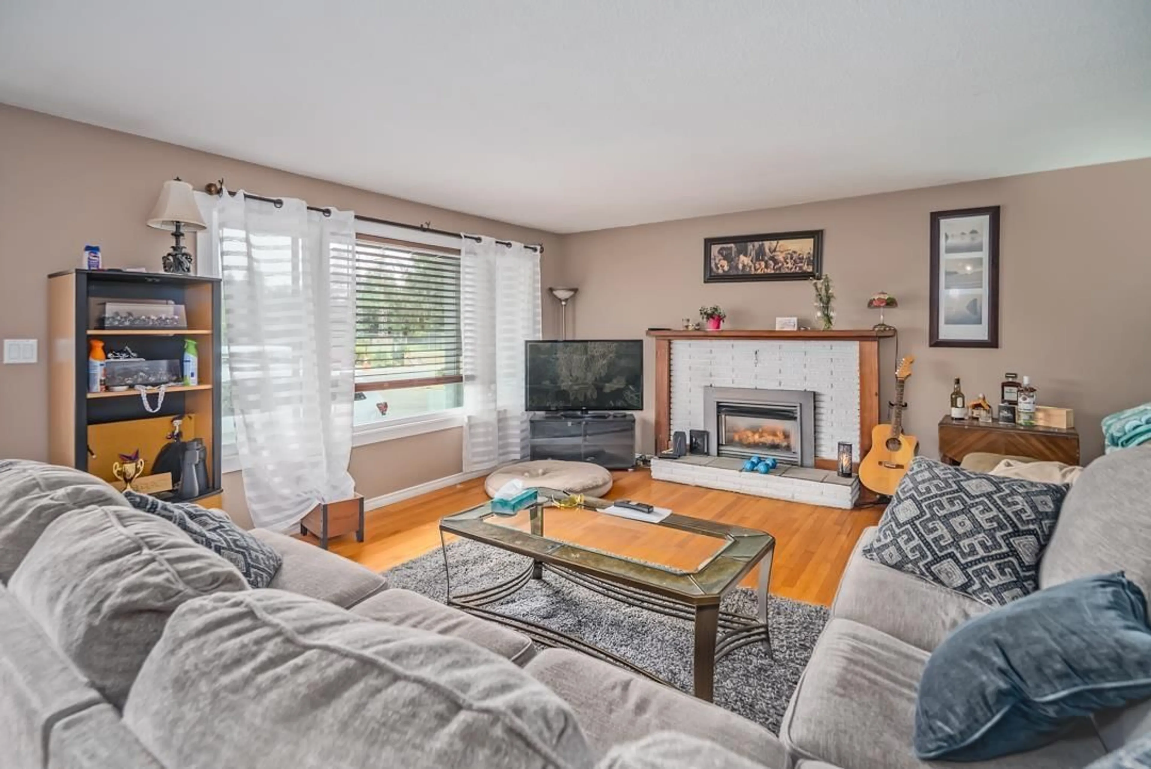 Living room with furniture, unknown for 34661 OLD CLAYBURN, Abbotsford British Columbia V2S4H5