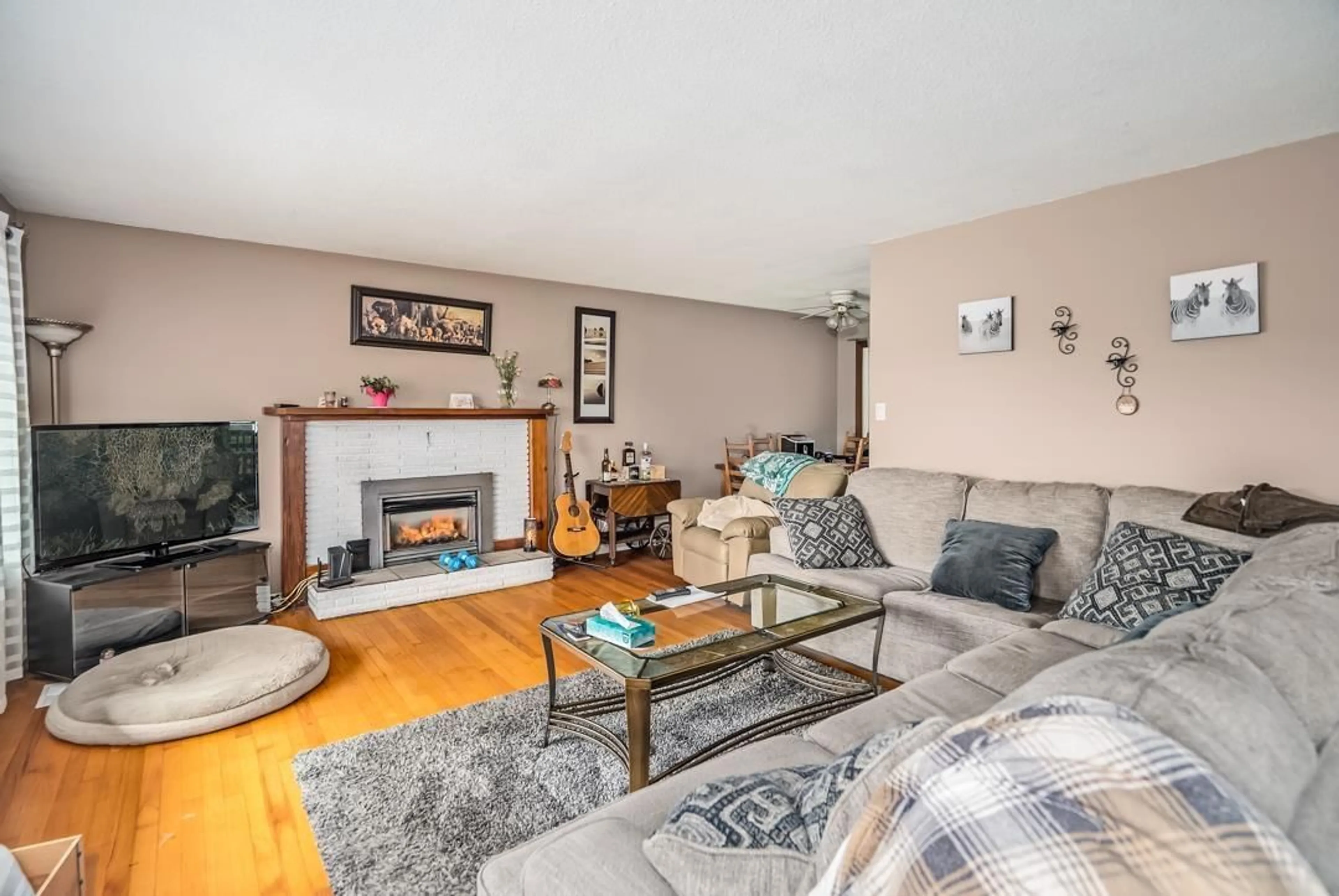 Living room with furniture, wood/laminate floor for 34661 OLD CLAYBURN, Abbotsford British Columbia V2S4H5